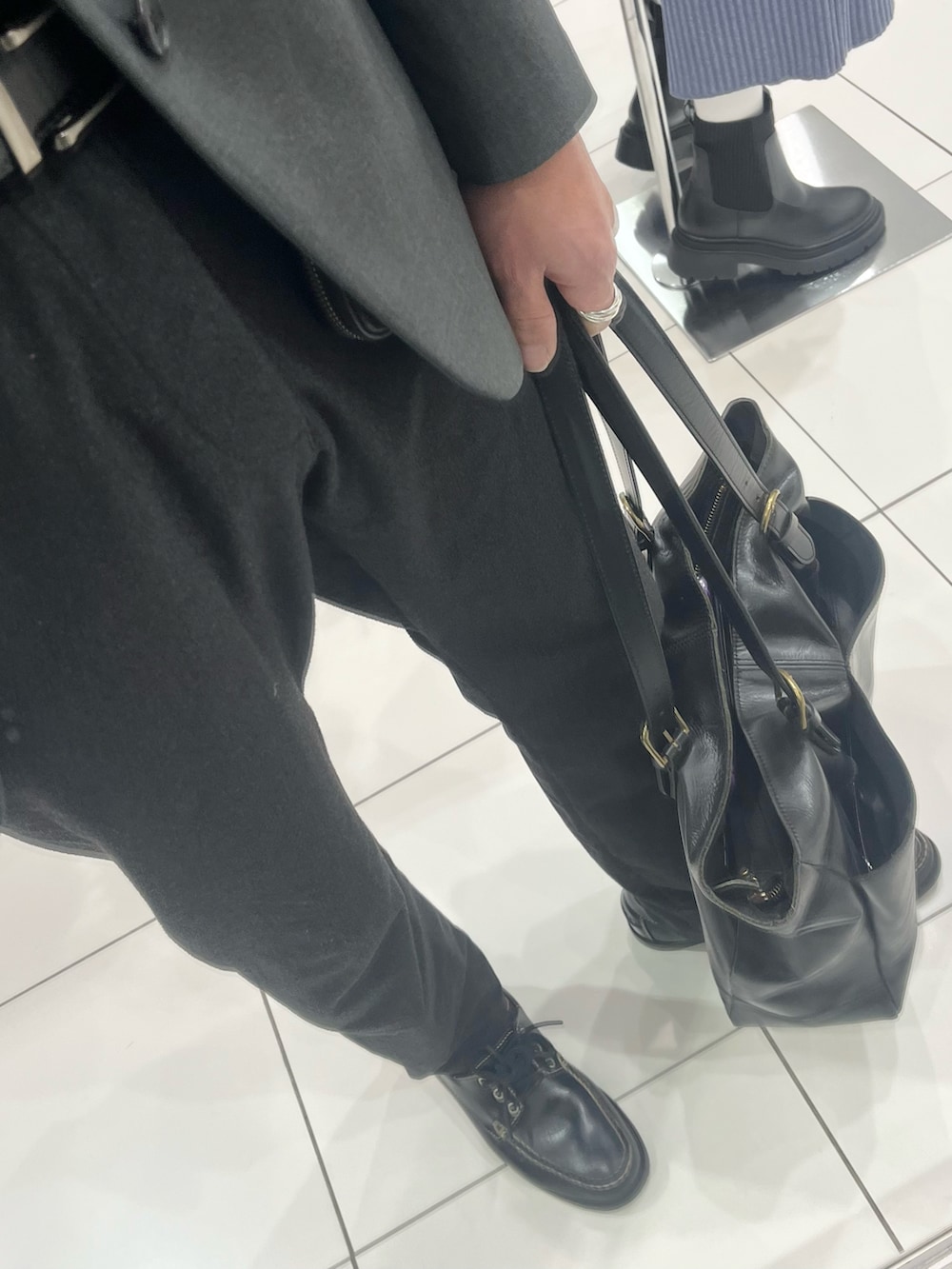 ブラック系のパンツ、ブラック系のローファー、グレー系のテーラードジャケットを着用したメンズの冬コーディネートの3枚目の写真