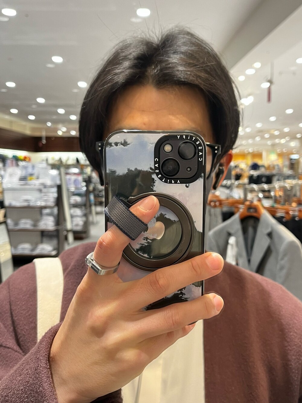 ブラウン系のパンツ、ホワイト系のスニーカー、ホワイト系のシャツ/ブラウスを着用したメンズの冬コーディネートの4枚目の写真