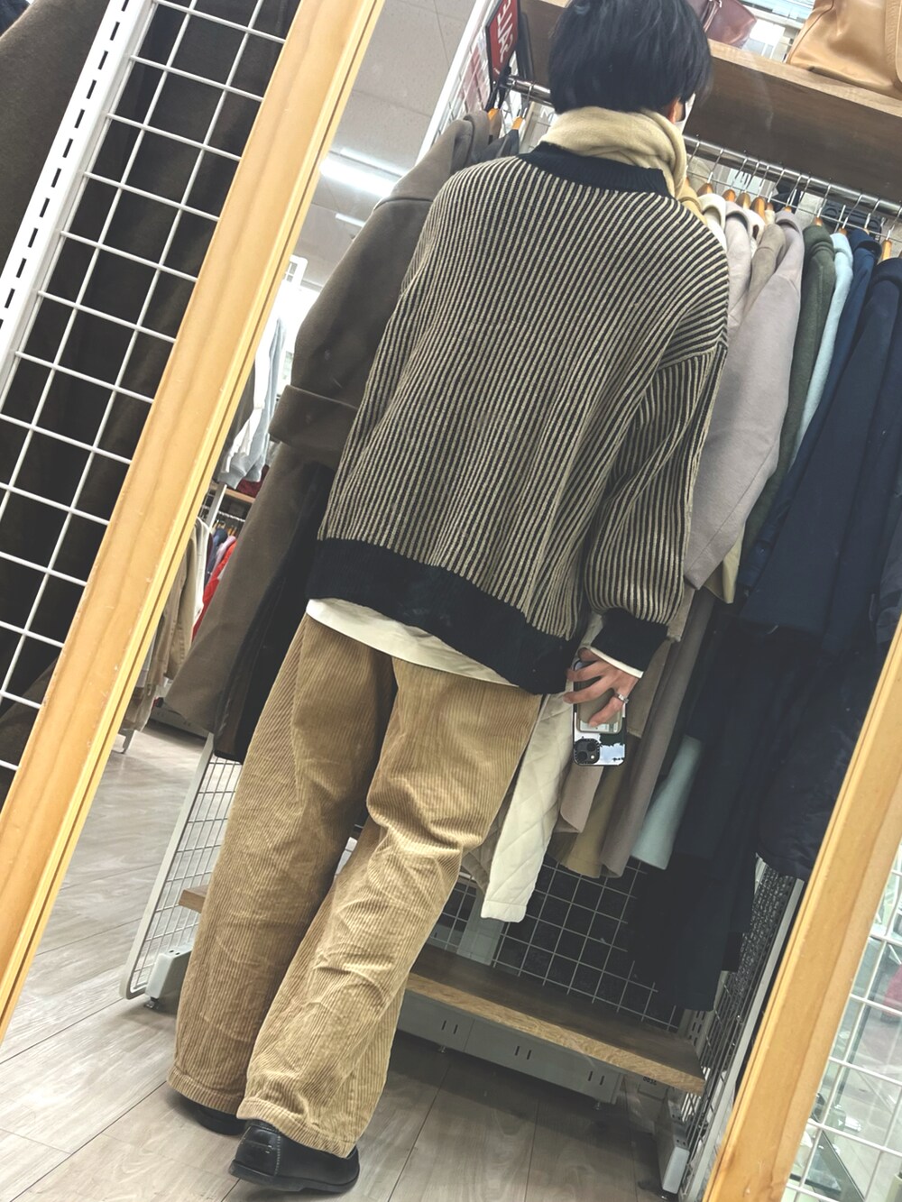 ブラック系のローファー、ブラウン系のパンツ、ブラウン系のニット/セーターを着用したメンズの冬コーディネートの2枚目の写真