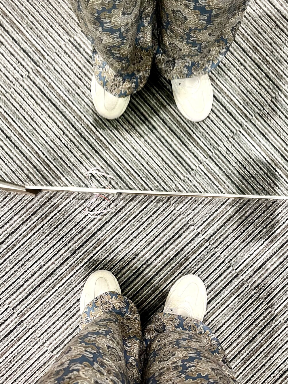 ホワイト系のシャツ/ブラウス、ベージュ系のネクタイ、ブラウン系のショルダーバッグを着用したメンズの春コーディネートの5枚目の写真