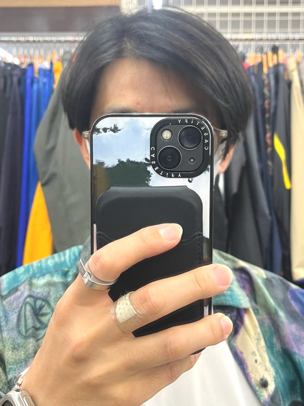 ブラック系のサンダル、ブラウン系のパンツ、その他のシャツ/ブラウスを着用したメンズの秋コーディネートの4枚目の写真