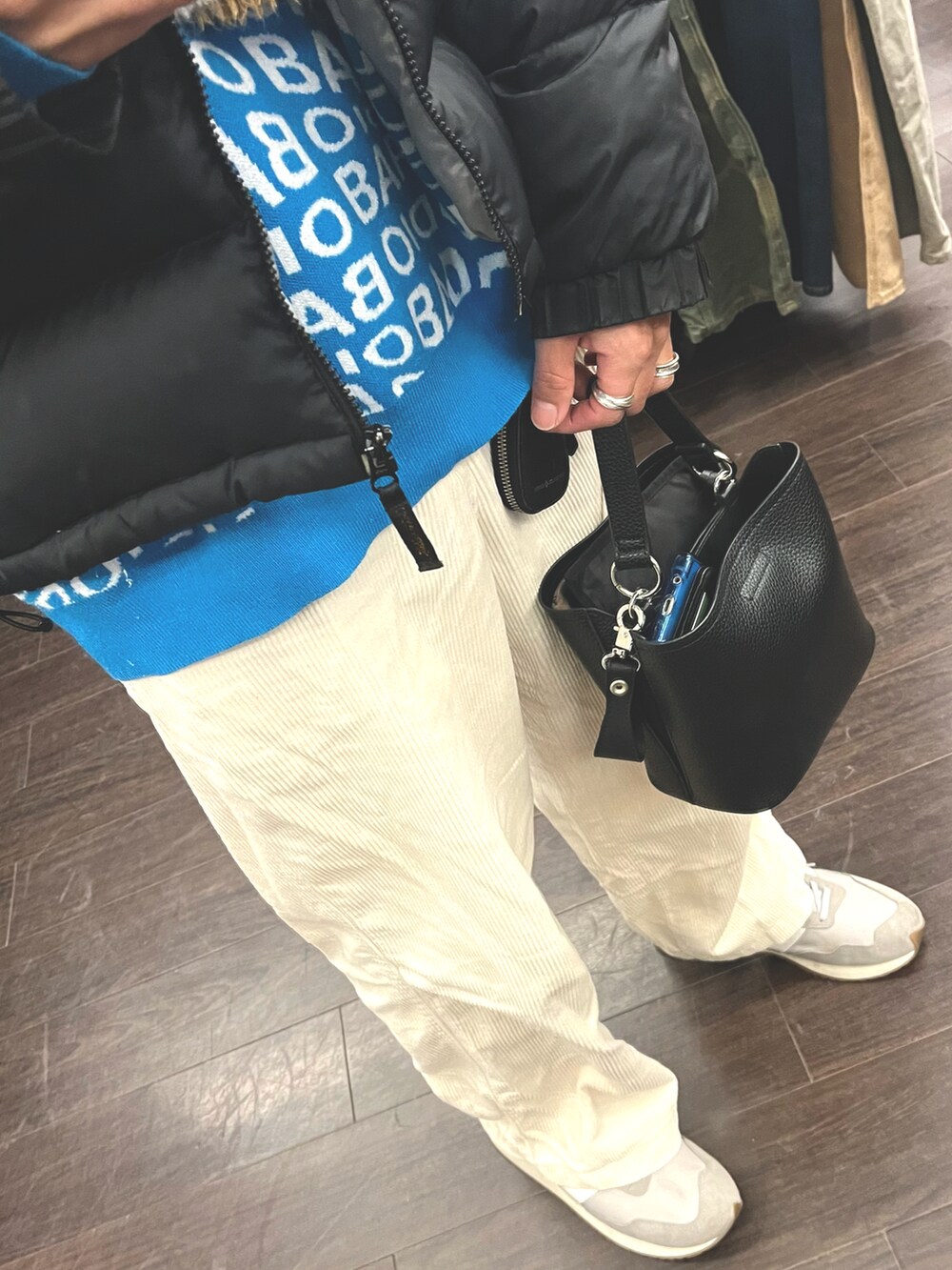 ホワイト系のパンツ、グレー系のスニーカー、ブラック系のショルダーバッグを着用したメンズの秋コーディネートの3枚目の写真