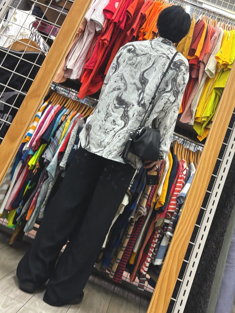 その他のシャツ/ブラウス、ブラック系のパンツ、ブラック系のショルダーバッグを着用したメンズの夏コーディネートの2枚目の写真