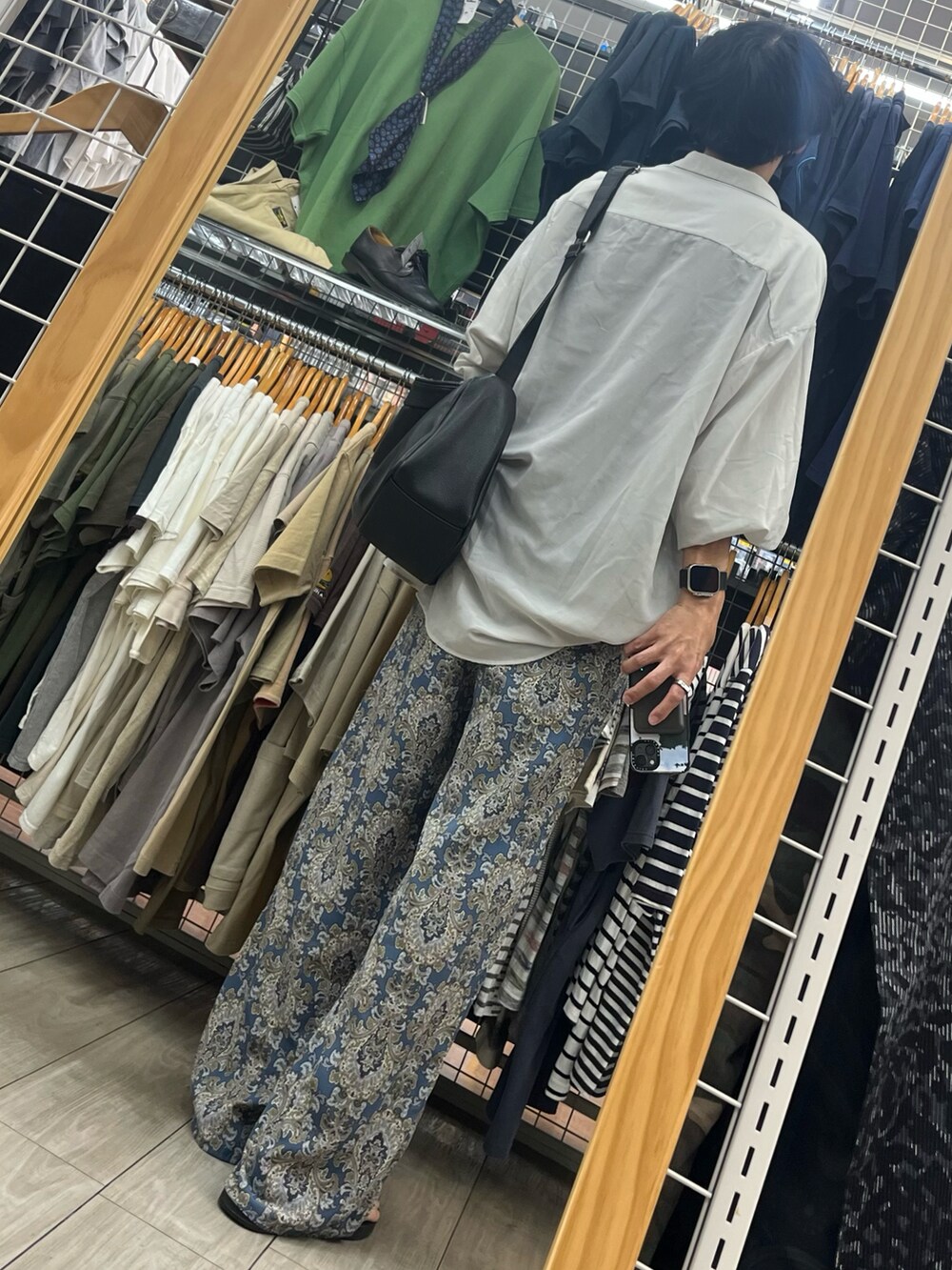 ブルー系のパンツ、ブラック系のサンダル、ブラック系のショルダーバッグを着用したメンズの夏コーディネートの2枚目の写真