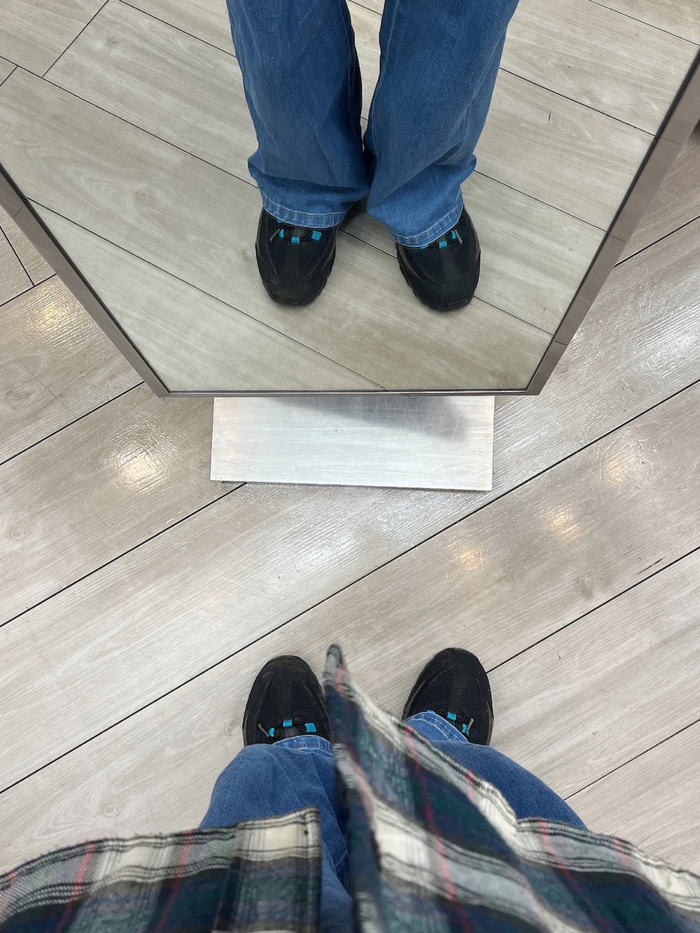 ブルー系のデニムパンツ、ブラック系のスニーカー、その他のシャツ/ブラウスを着用したメンズの秋コーディネートの5枚目の写真