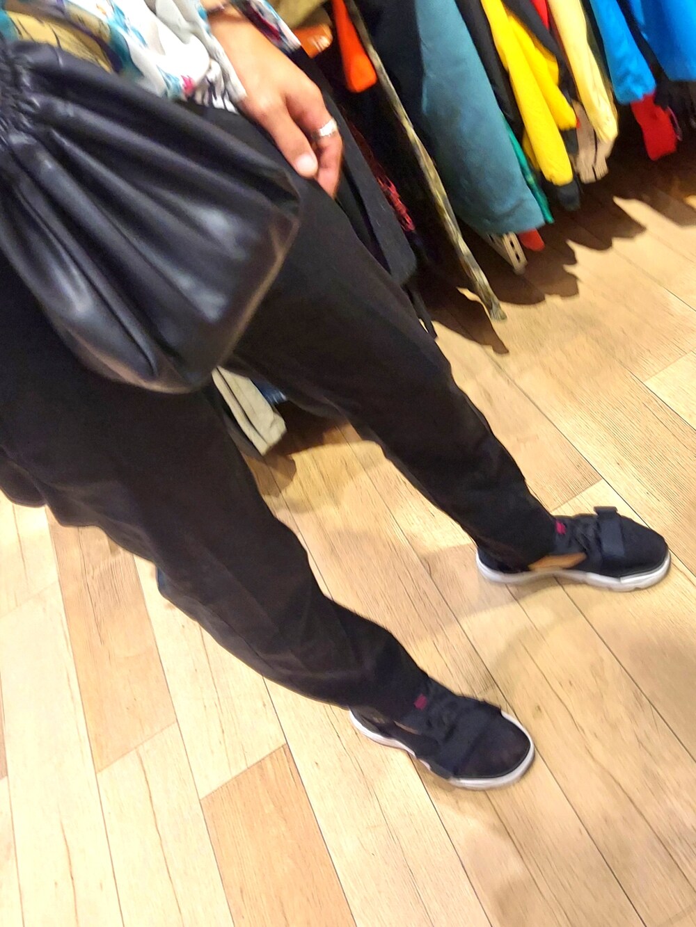 ブラック系のスラックス、ブラック系のサンダル、ブラック系のバッグを着用したメンズの夏コーディネートの3枚目の写真