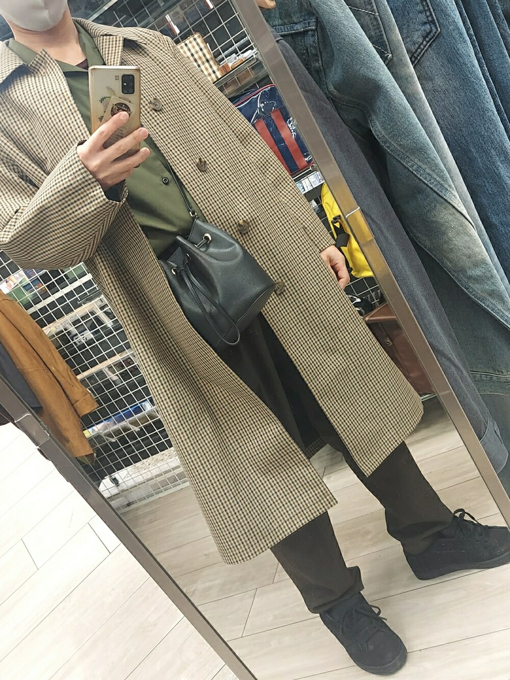 ブラック系のショルダーバッグ、ブラウン系のパンツ、グリーン系のシャツ/ブラウスを着用したメンズの春コーディネートの5枚目の写真