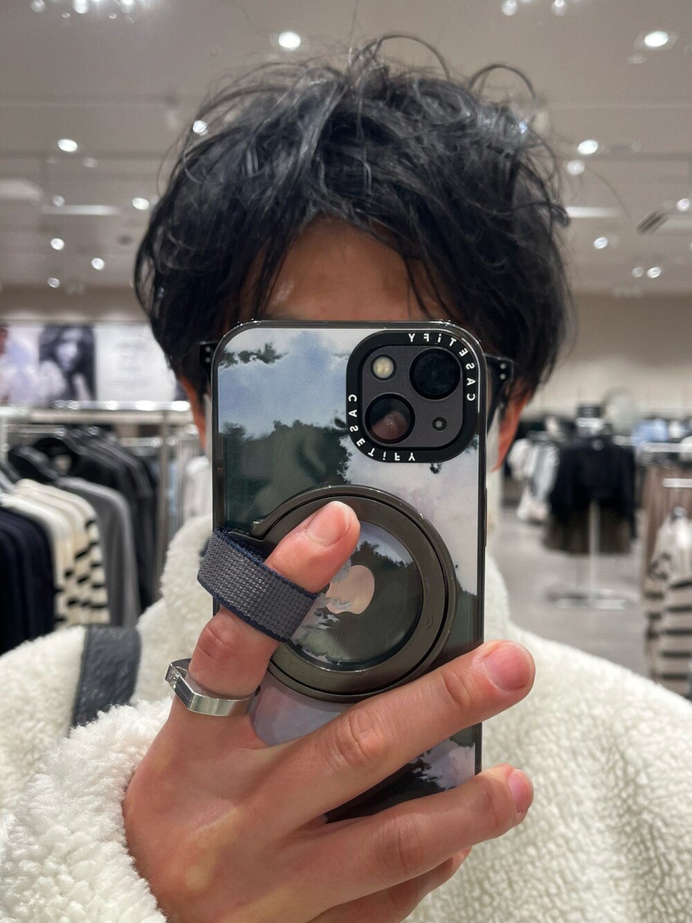 ブラウン系のパンツ、ブラック系のスニーカー、ブラック系のショルダーバッグを着用したメンズの春コーディネートの4枚目の写真