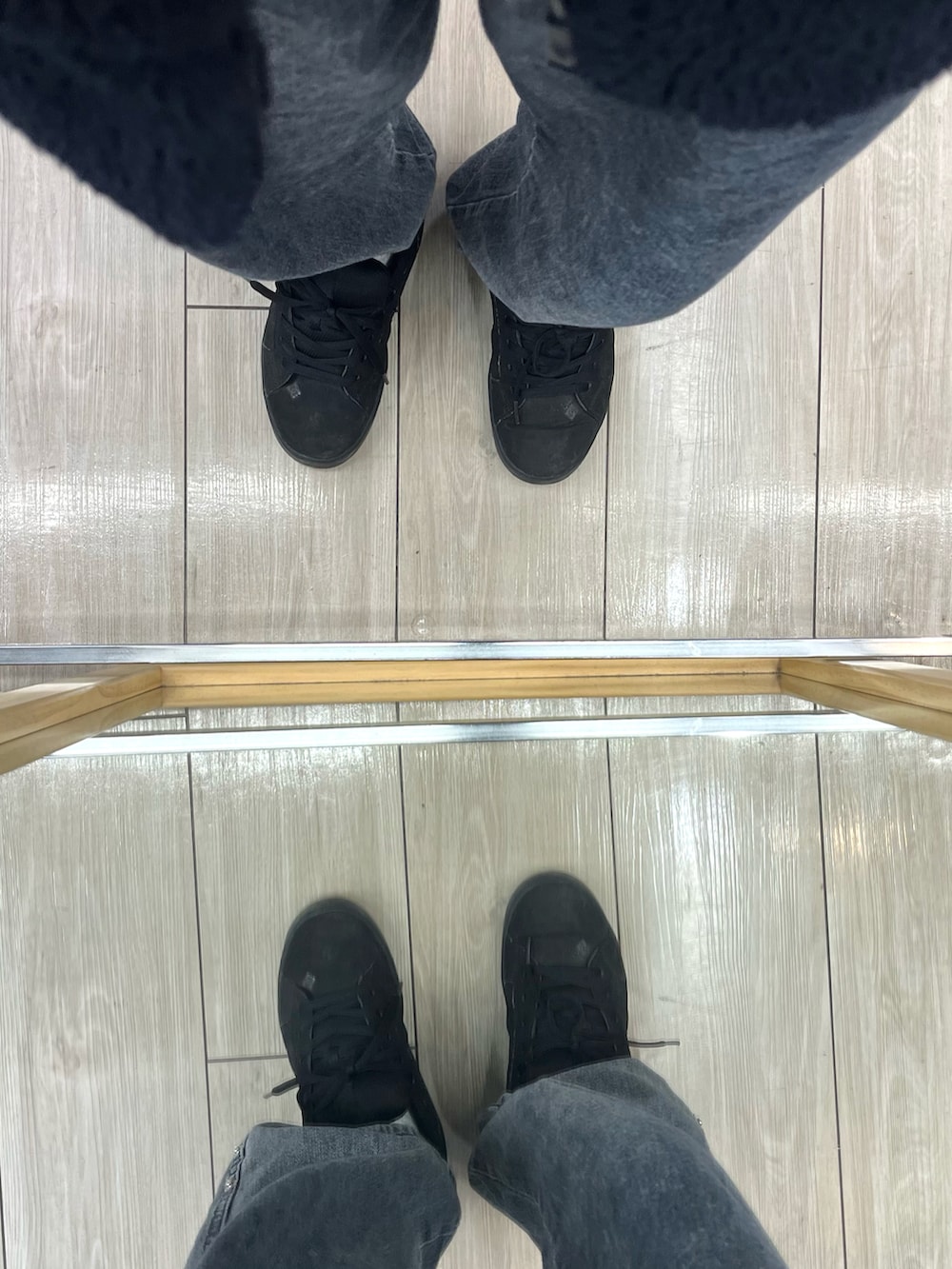 ブラック系のデニムパンツ、ブラック系のスニーカー、ブルー系のブルゾンを着用したメンズの春コーディネートの5枚目の写真