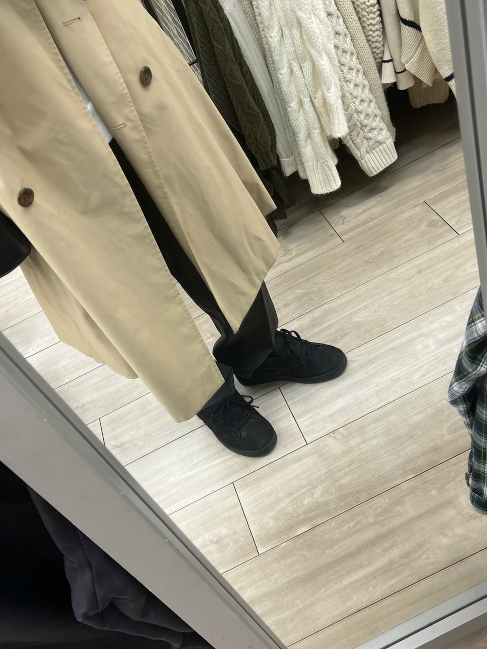 ブラック系のスニーカー、ベージュ系のトレンチコート、ブラック系のショルダーバッグを着用したメンズの冬コーディネートの3枚目の写真