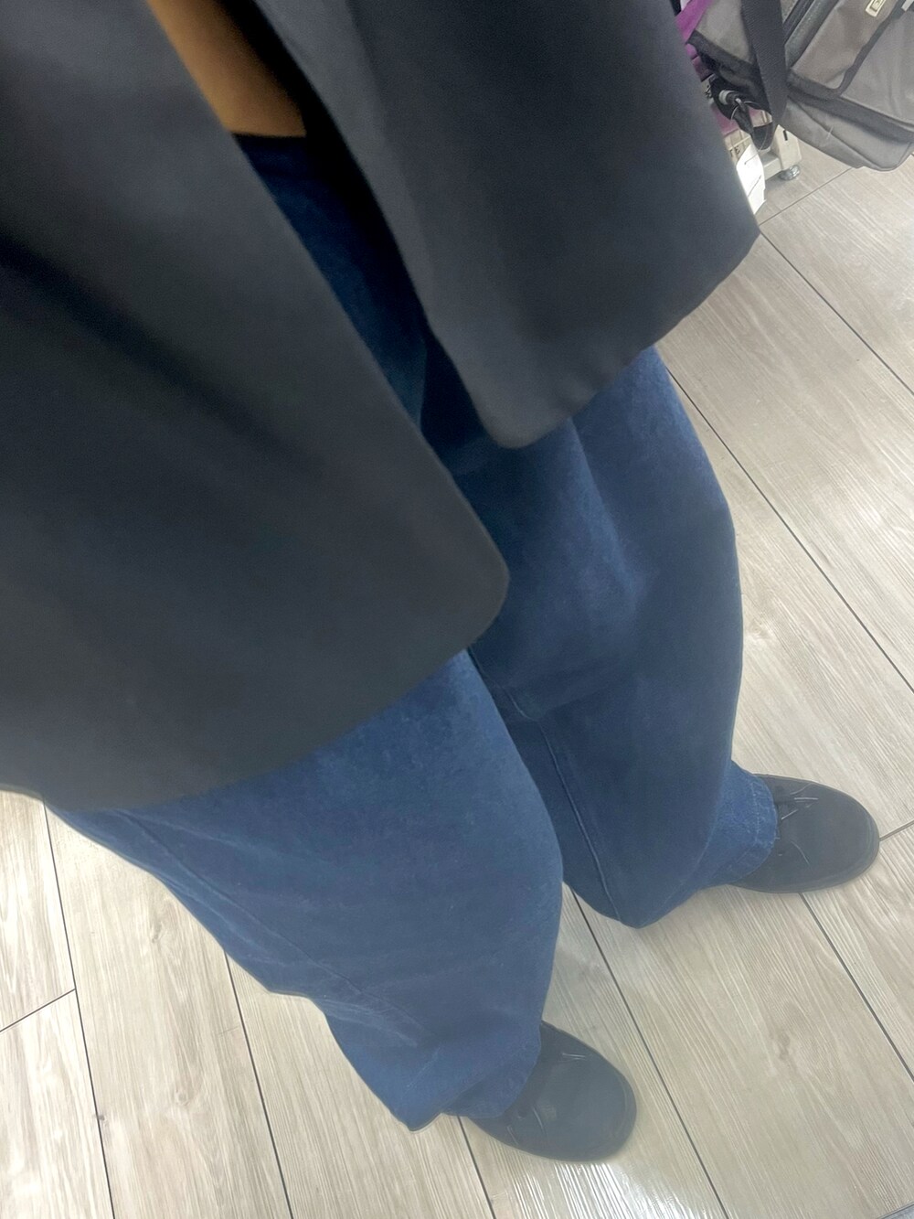 ブルー系のデニムパンツ、ブラック系のスニーカー、ピンク系のシャツ/ブラウスを着用したメンズの春コーディネートの3枚目の写真