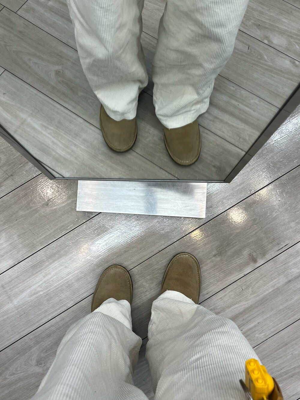 ホワイト系のパンツ、ベージュ系のシューズ、ベージュ系のカーディガン/ボレロを着用したメンズの秋コーディネートの5枚目の写真