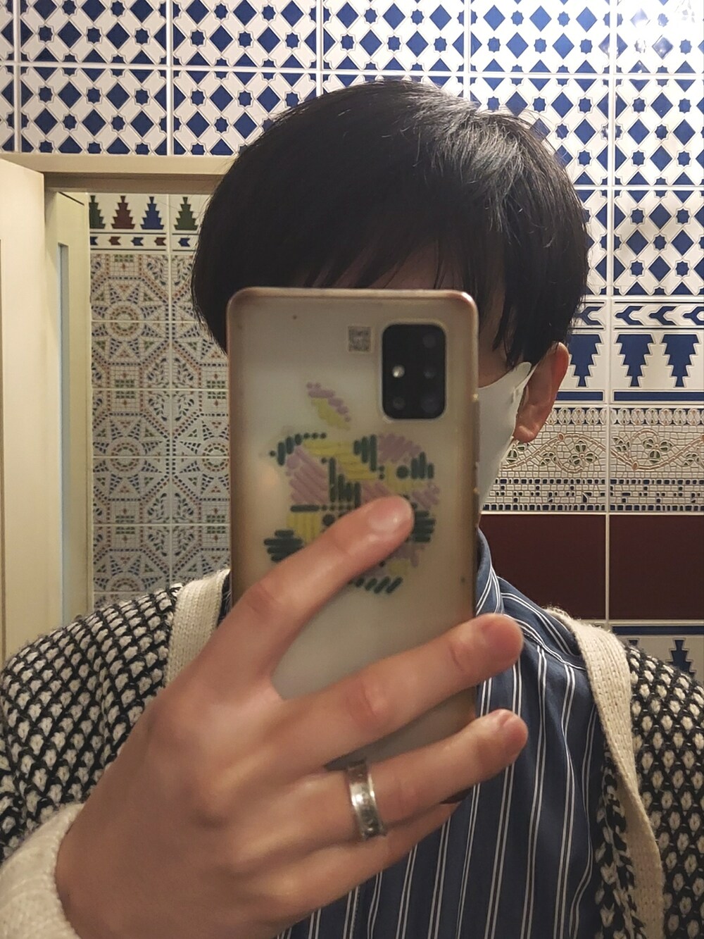 グレー系のパンツ、ブルー系のシャツ/ブラウス、ホワイト系のカーディガン/ボレロを着用したメンズの春コーディネートの4枚目の写真