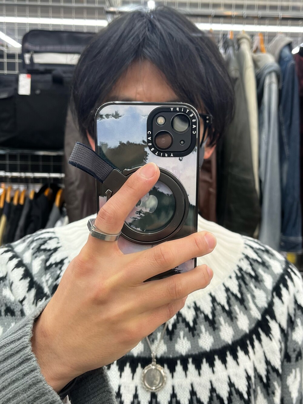 グレー系のパンツ、ブラック系のドレスシューズ、ブラック系のショルダーバッグを着用したメンズの冬コーディネートの4枚目の写真