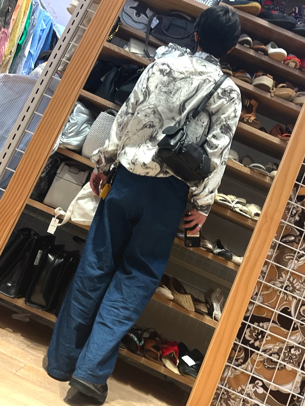 ブルー系のデニムパンツ、ブラック系のドレスシューズ、その他のシャツ/ブラウスを着用したメンズの春コーディネートの2枚目の写真