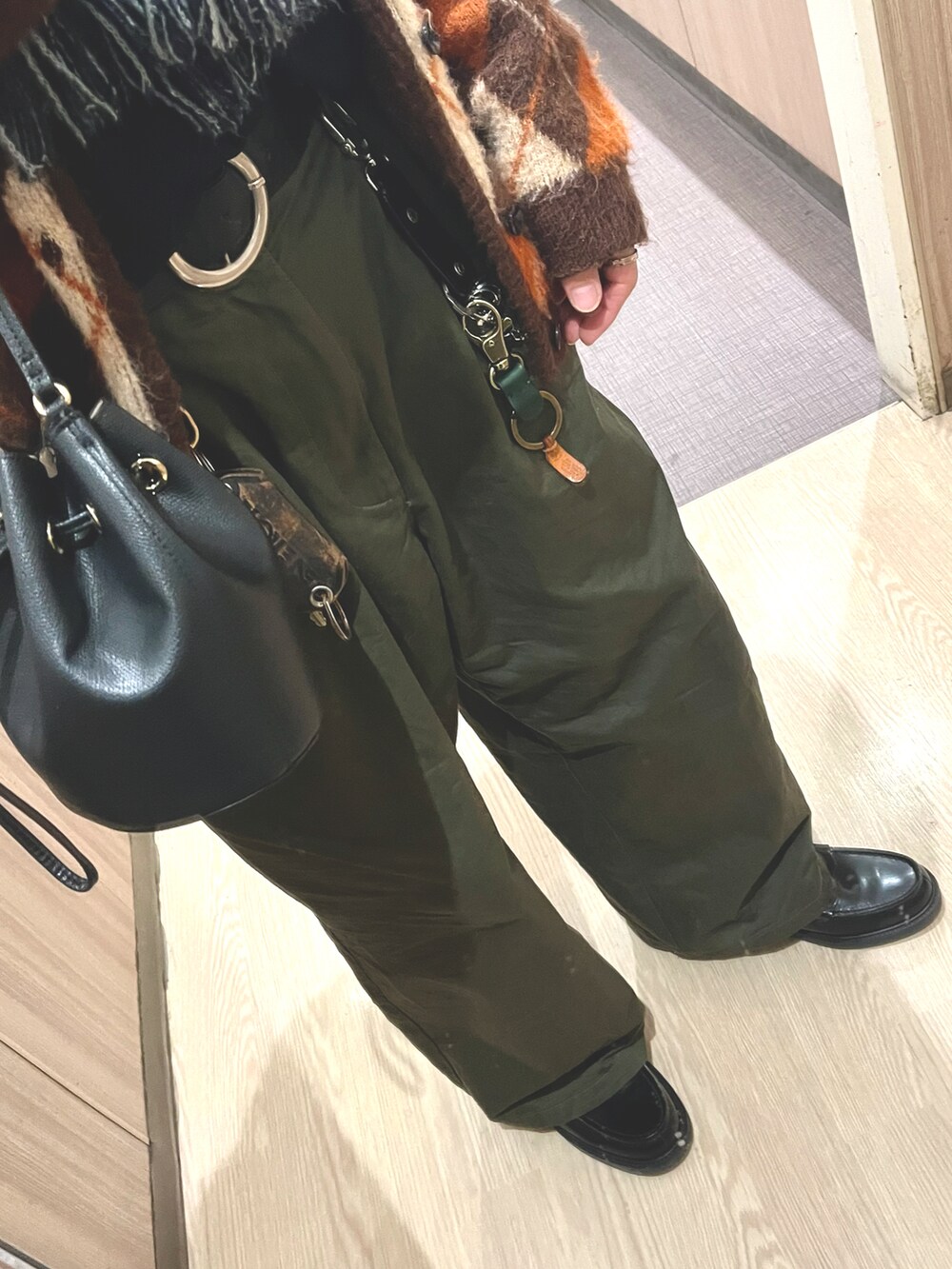 グリーン系のパンツ、ブラック系のローファー、その他のカーディガン/ボレロを着用したメンズの冬コーディネートの3枚目の写真
