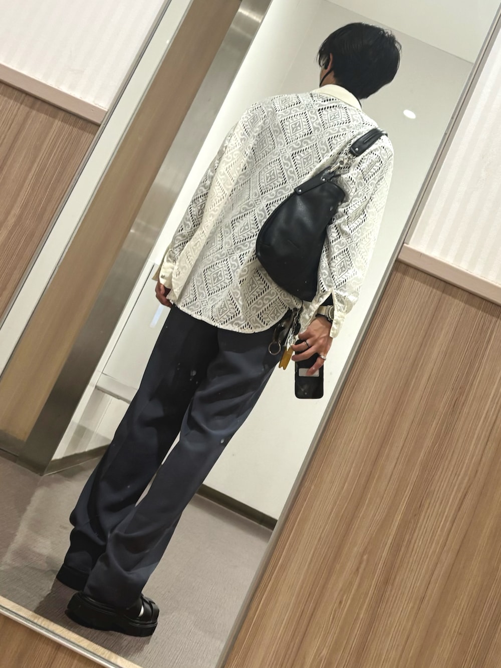 ブラック系のTシャツ/カットソー、ホワイト系のシャツ/ブラウス、ブルー系のスラックスを着用したメンズの夏コーディネートの2枚目の写真