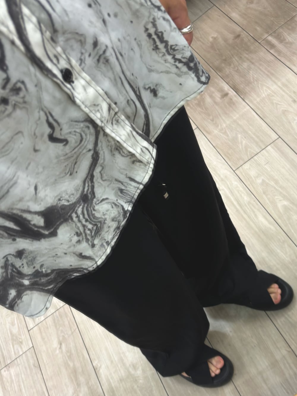 その他のシャツ/ブラウス、ブラック系のパンツ、ブラック系のショルダーバッグを着用したメンズの夏コーディネートの3枚目の写真