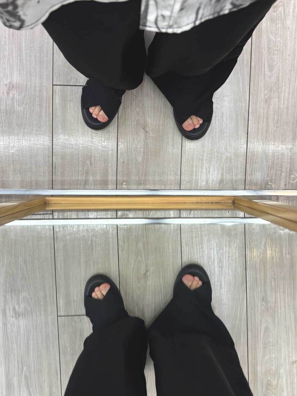 その他のシャツ/ブラウス、ブラック系のパンツ、ブラック系のショルダーバッグを着用したメンズの夏コーディネートの5枚目の写真