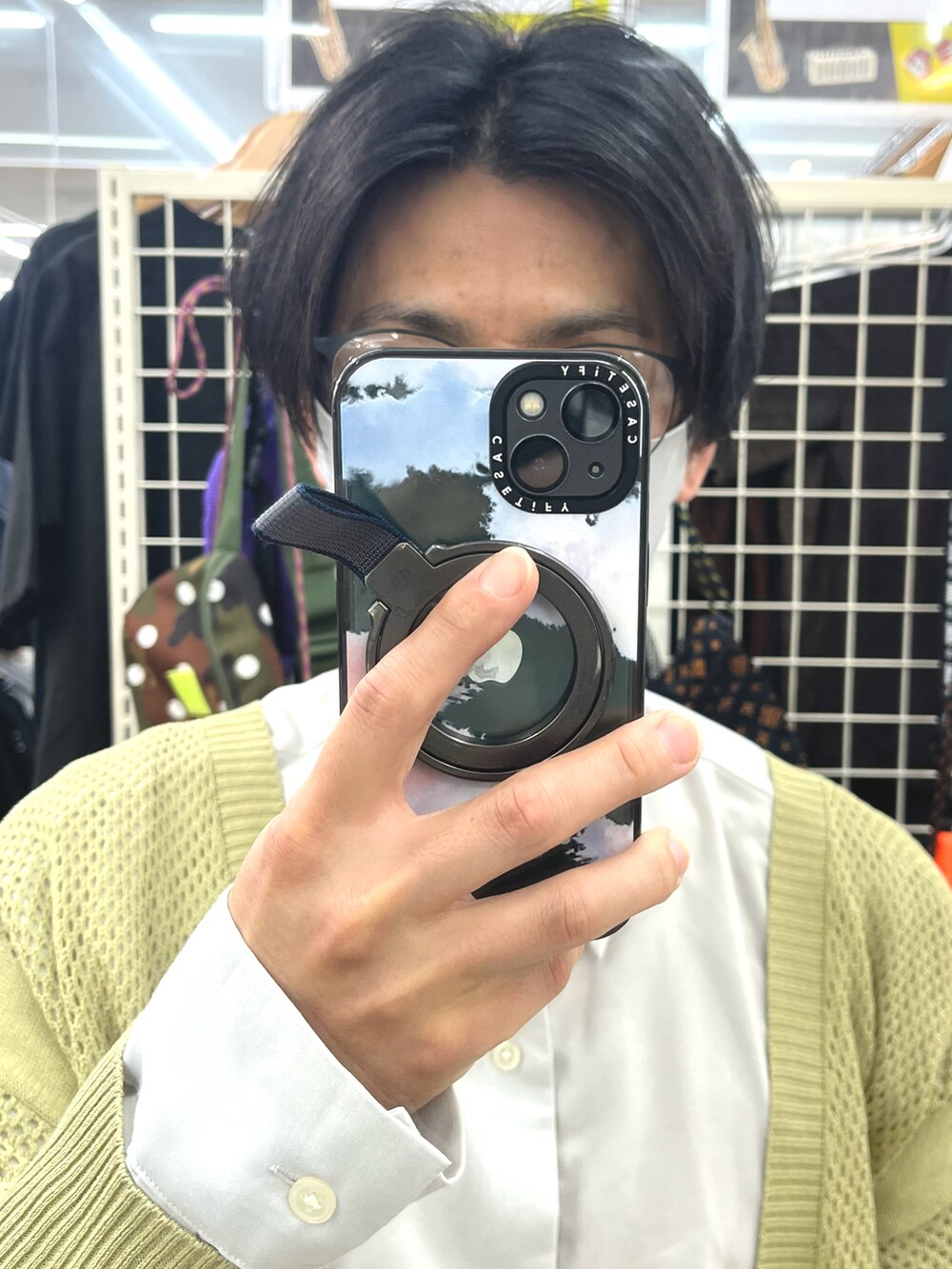 ブラウン系のパンツ、ブラック系のサンダル、グレー系のシャツ/ブラウスを着用したメンズの夏コーディネートの4枚目の写真