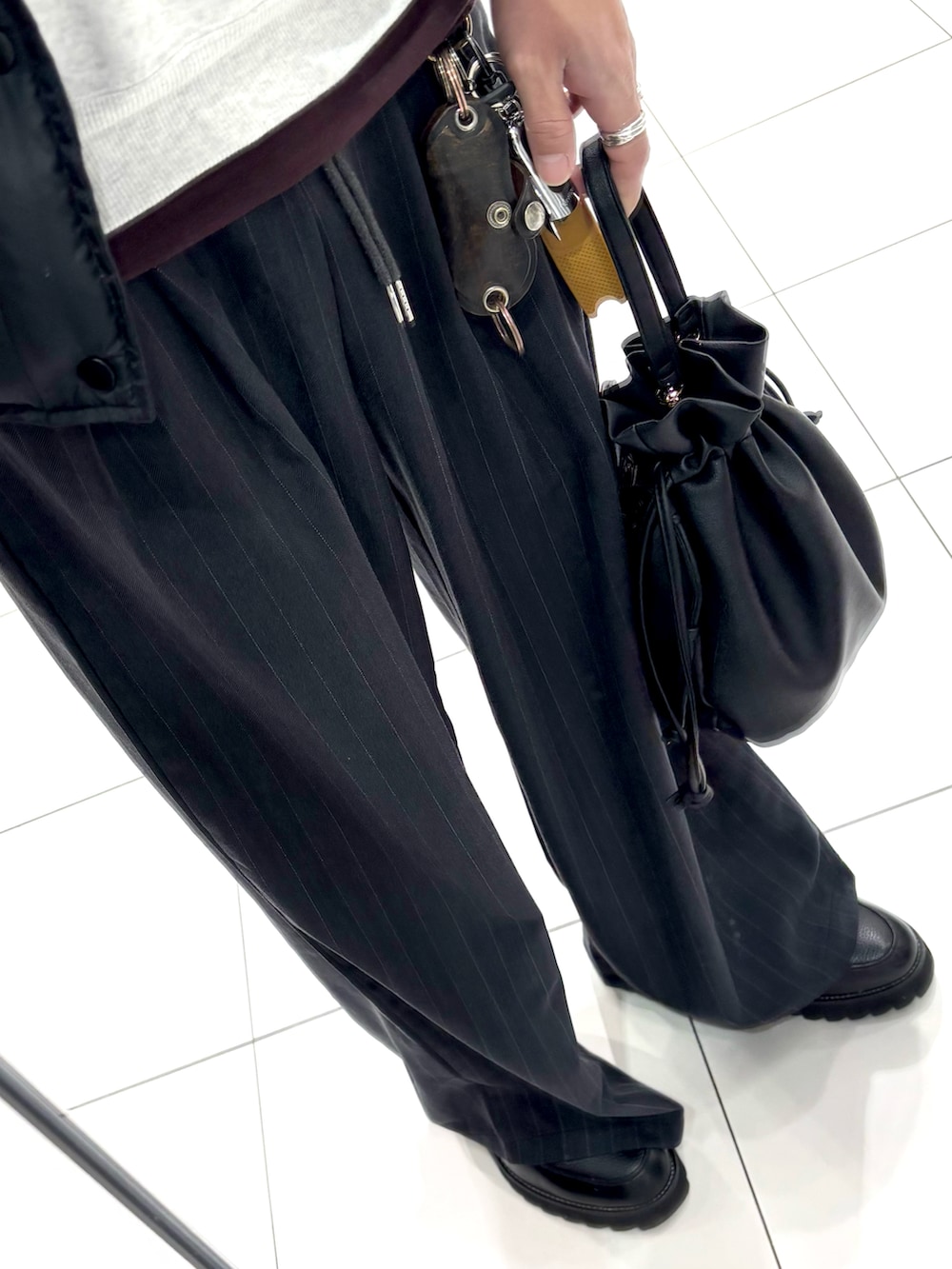 ブルー系のその他パンツ、ブラック系のドレスシューズ、ホワイト系のスウェットを着用したメンズの冬コーディネートの3枚目の写真