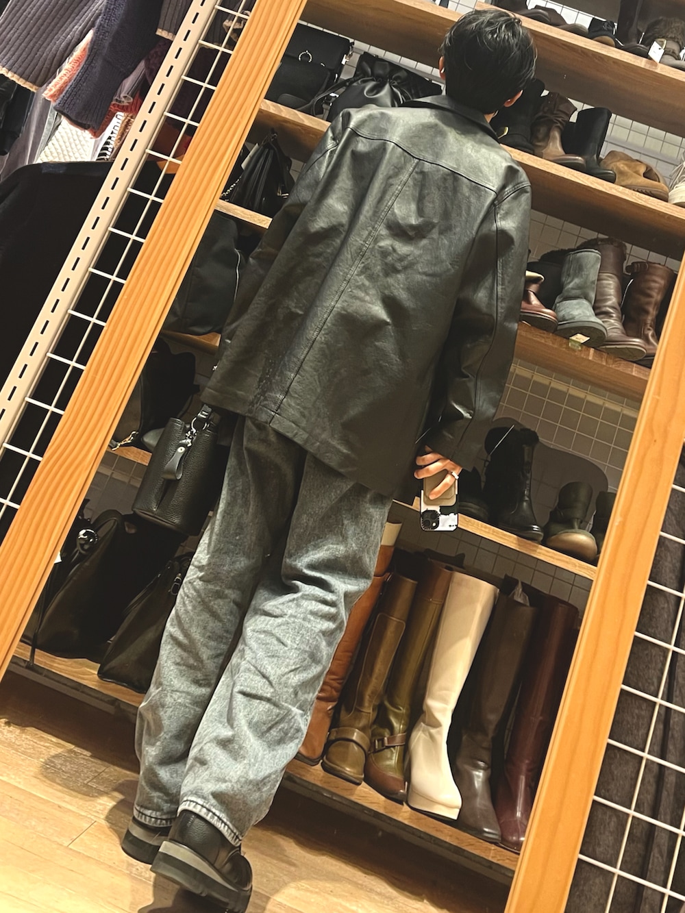 ブラック系のジャケット/アウター、グレー系のデニムパンツ、ブラック系のドレスシューズを着用したメンズの冬コーディネートの2枚目の写真