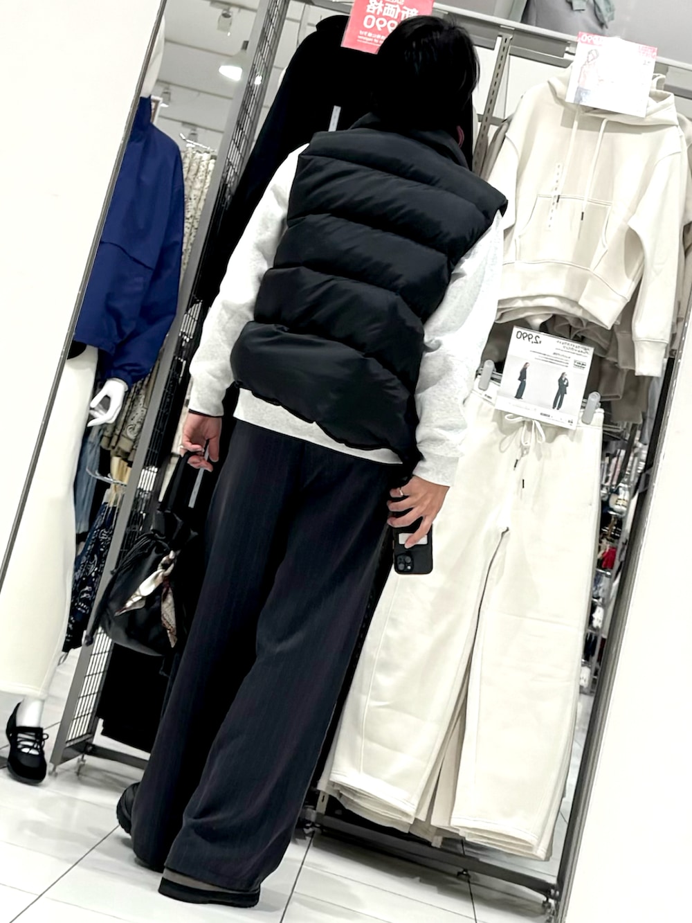 ブルー系のその他パンツ、ブラック系のドレスシューズ、ホワイト系のスウェットを着用したメンズの冬コーディネートの2枚目の写真