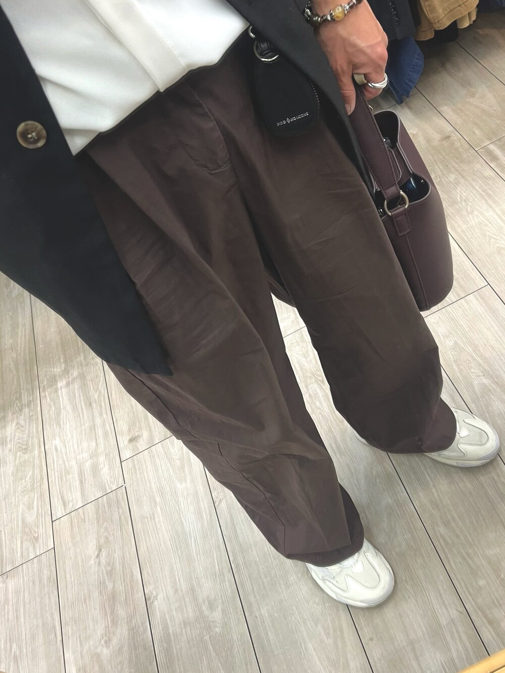 パープル系のパンツ、ホワイト系のスニーカー、ホワイト系のシャツ/ブラウスを着用したメンズの春コーディネートの3枚目の写真