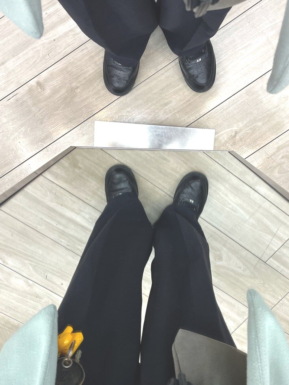 レッド系のニット/セーター、グリーン系のジャケット/アウター、グレー系のショルダーバッグを着用したメンズの冬コーディネートの5枚目の写真