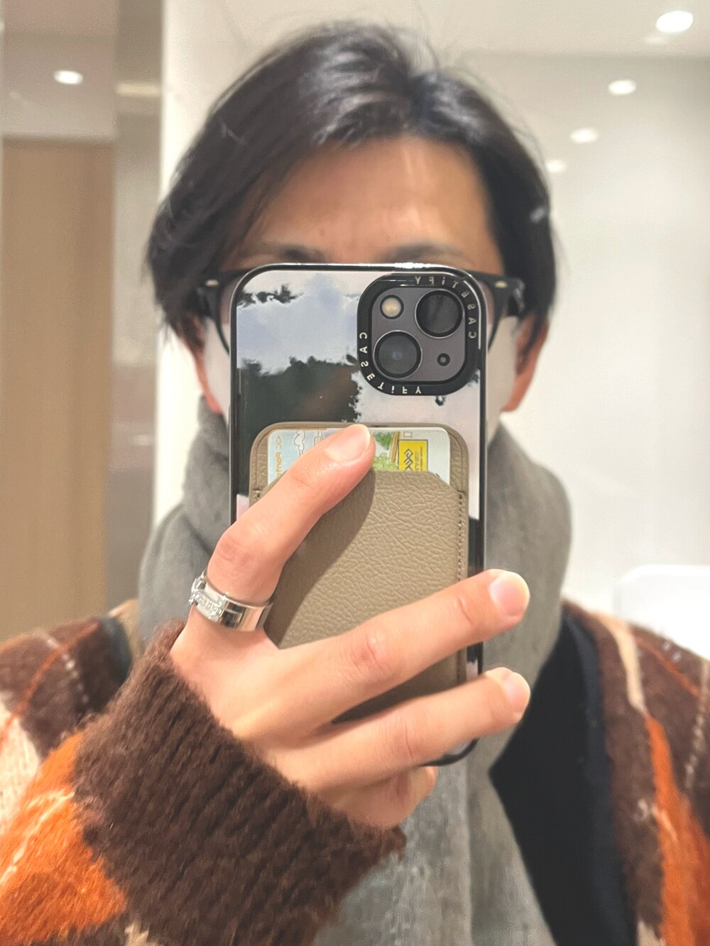 グリーン系のパンツ、ブラック系のローファー、その他のカーディガン/ボレロを着用したメンズの冬コーディネートの4枚目の写真