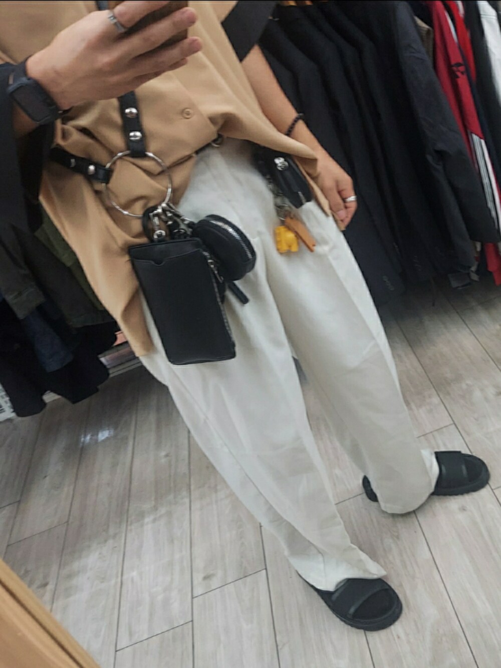 ブラック系のサンダル、ブラック系のショルダーバッグ、ベージュ系のシャツ/ブラウスを着用したメンズの夏コーディネートの3枚目の写真