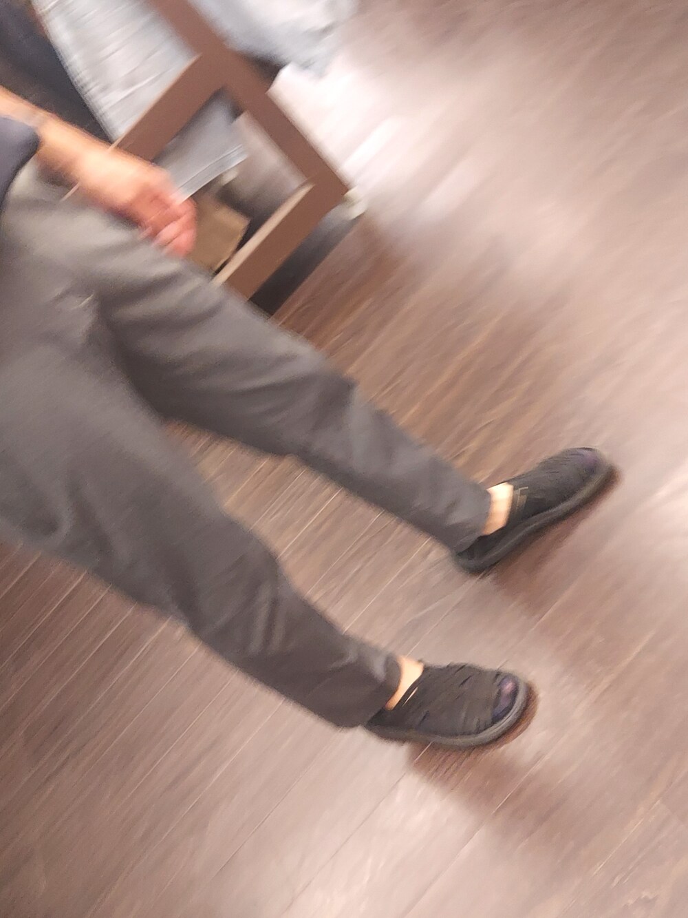 ブラック系のサンダル、グレー系のパンツ、ブルー系のビジネスシャツを着用したメンズの夏コーディネートの3枚目の写真