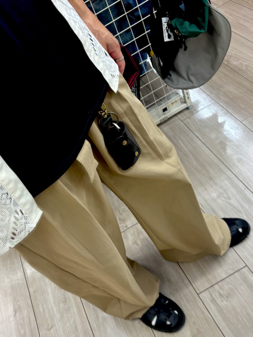 ベージュ系のチノパンツ、ブラック系のサンダル、ブラック系のTシャツ/カットソーを着用したメンズの夏コーディネートの3枚目の写真