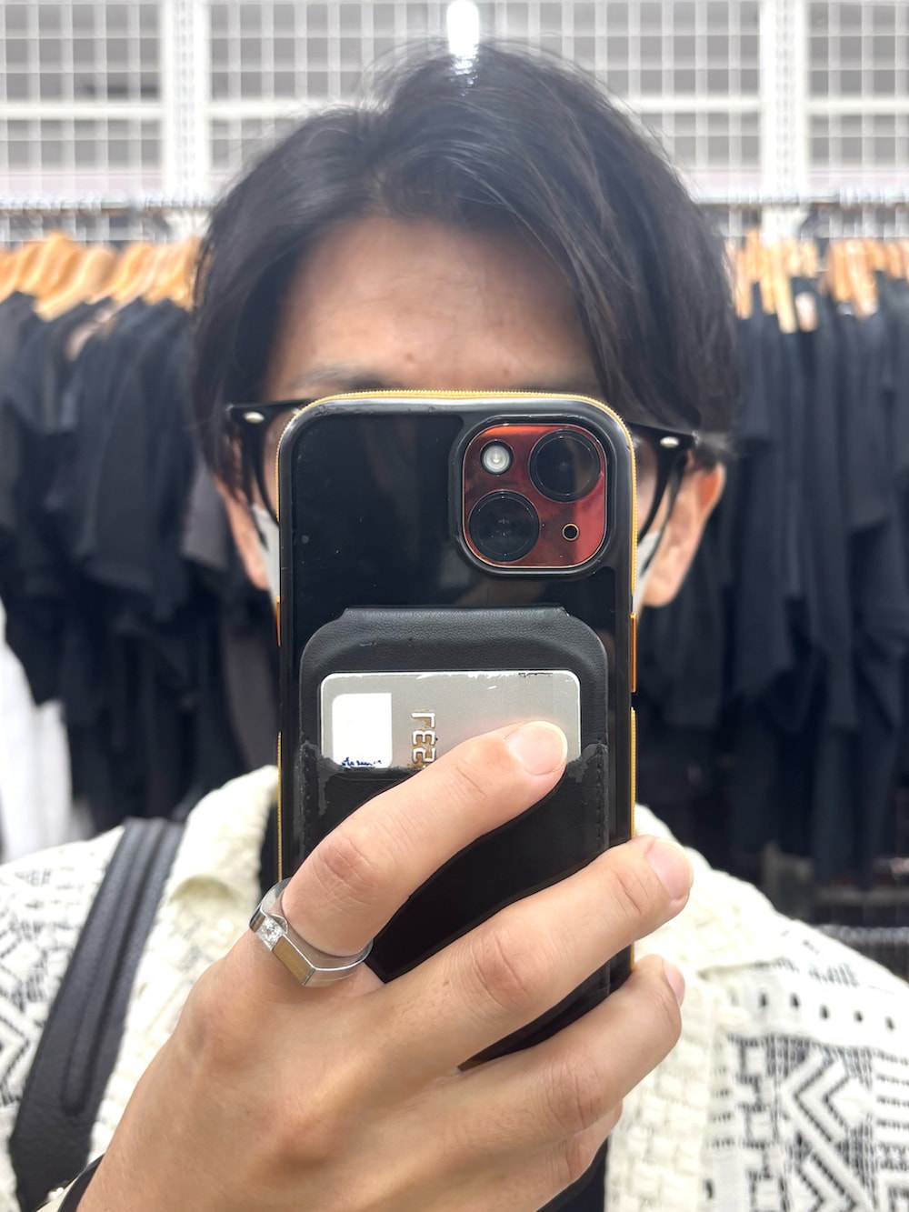ホワイト系のシャツ/ブラウス、ブラック系のTシャツ/カットソー、ベージュ系のチノパンツを着用したメンズの夏コーディネートの4枚目の写真
