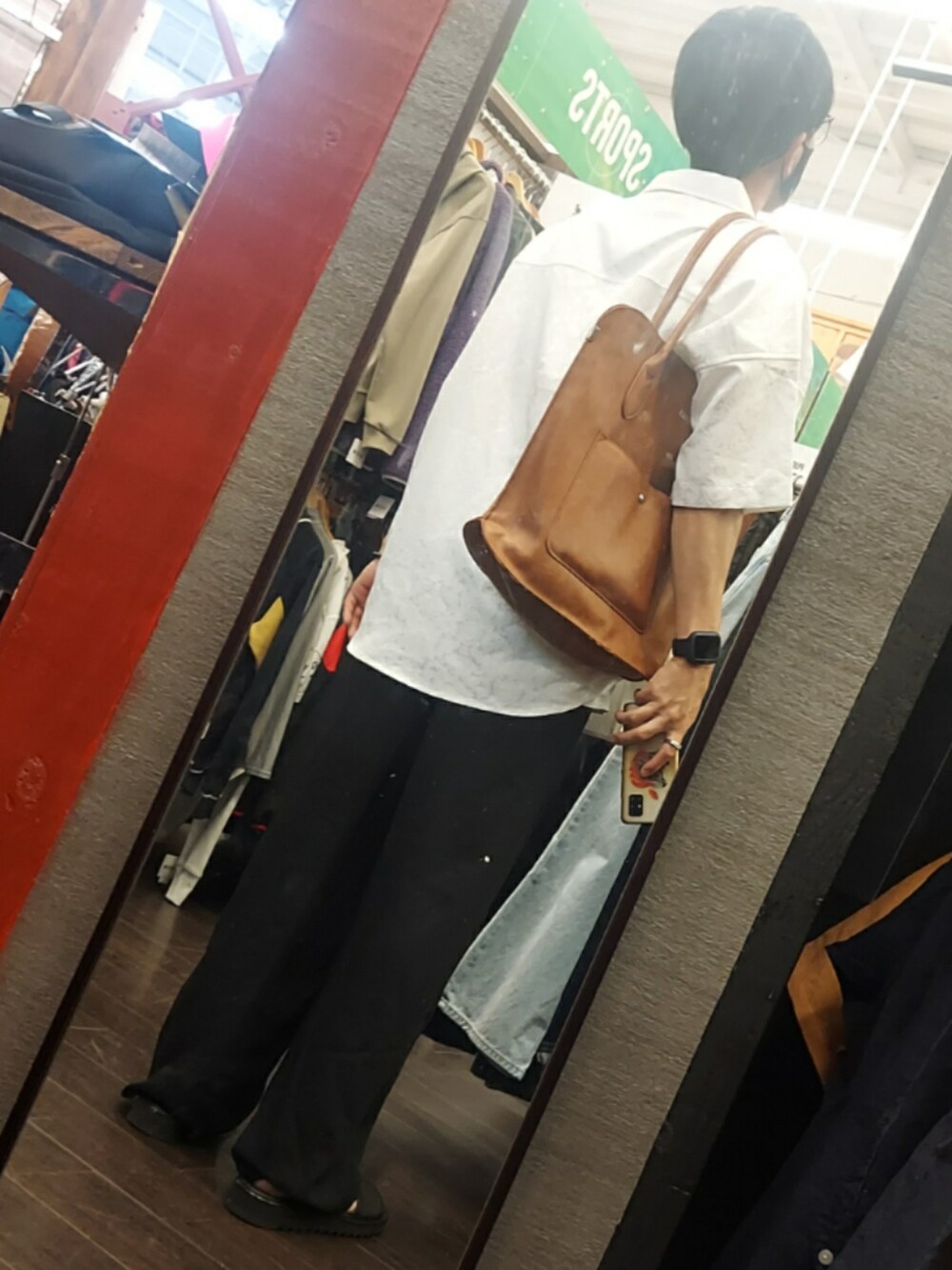 ブラック系のパンツ、ブラック系のサンダル、ホワイト系のシャツ/ブラウスを着用したメンズの夏コーディネートの2枚目の写真