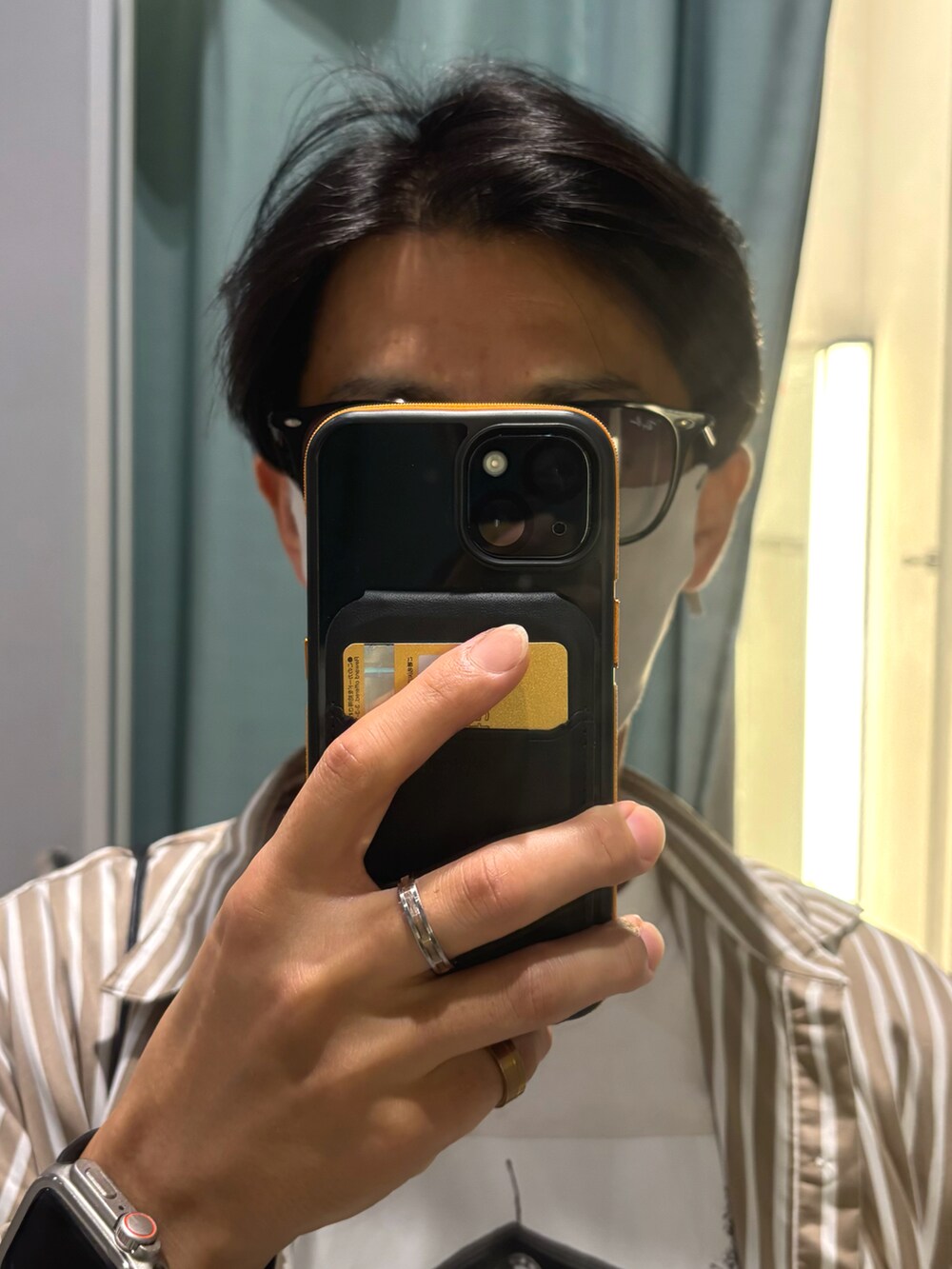 ベージュ系のチノパンツ、ブラック系のサンダル、ホワイト系のTシャツ/カットソーを着用したメンズの夏コーディネートの4枚目の写真