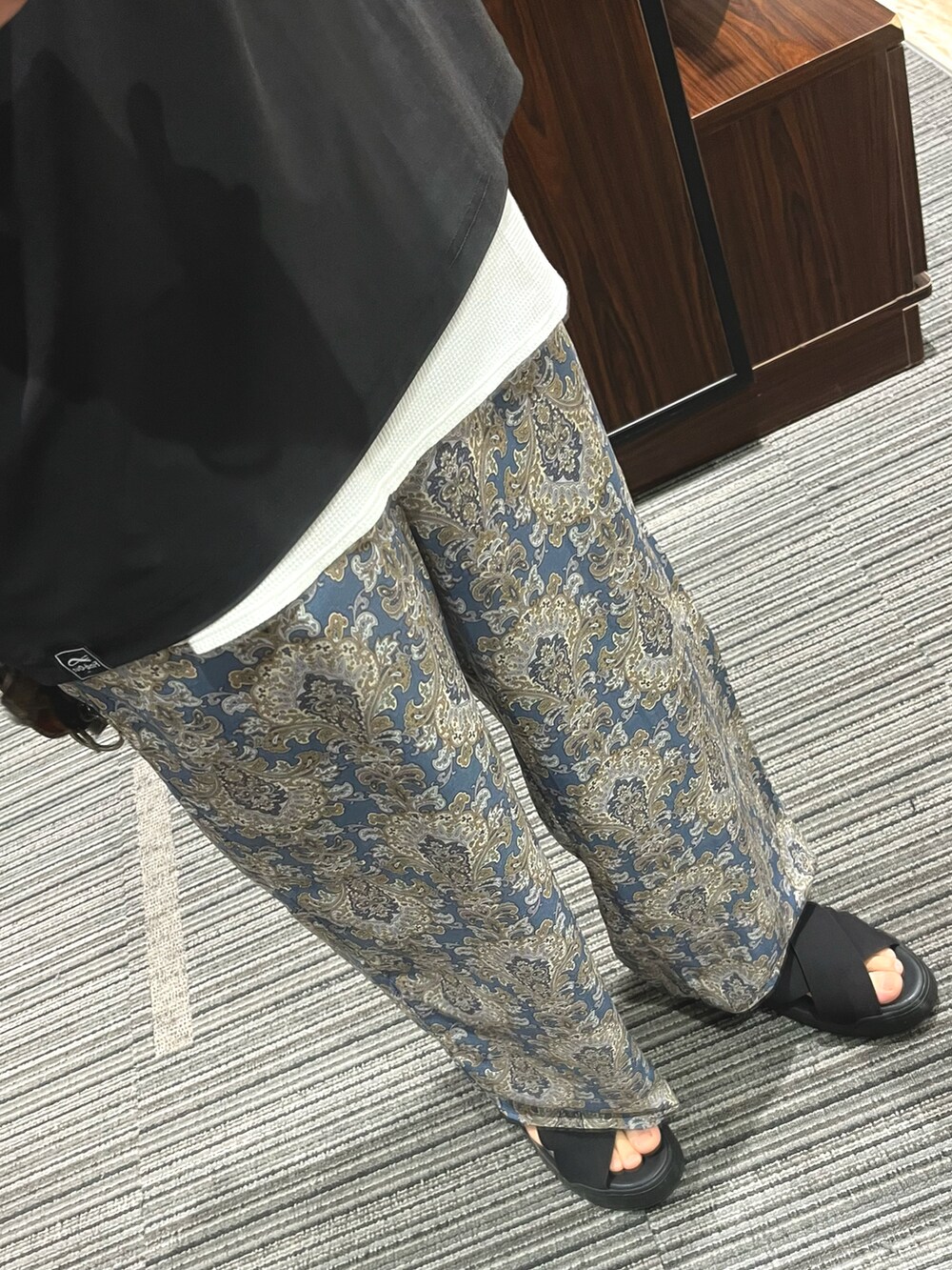 ブルー系のパンツ、ブラック系のサンダル、ブラック系のTシャツ/カットソーを着用したメンズの夏コーディネートの3枚目の写真