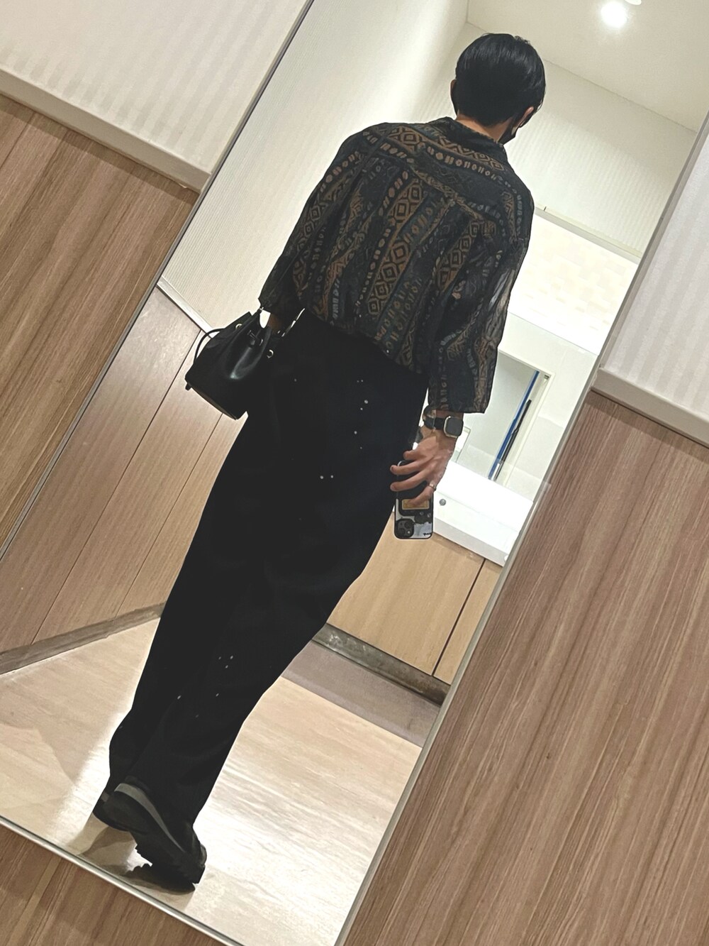 ブラック系のドレスシューズ、ブラック系のスラックス、その他のシャツ/ブラウスを着用したメンズの秋コーディネートの2枚目の写真