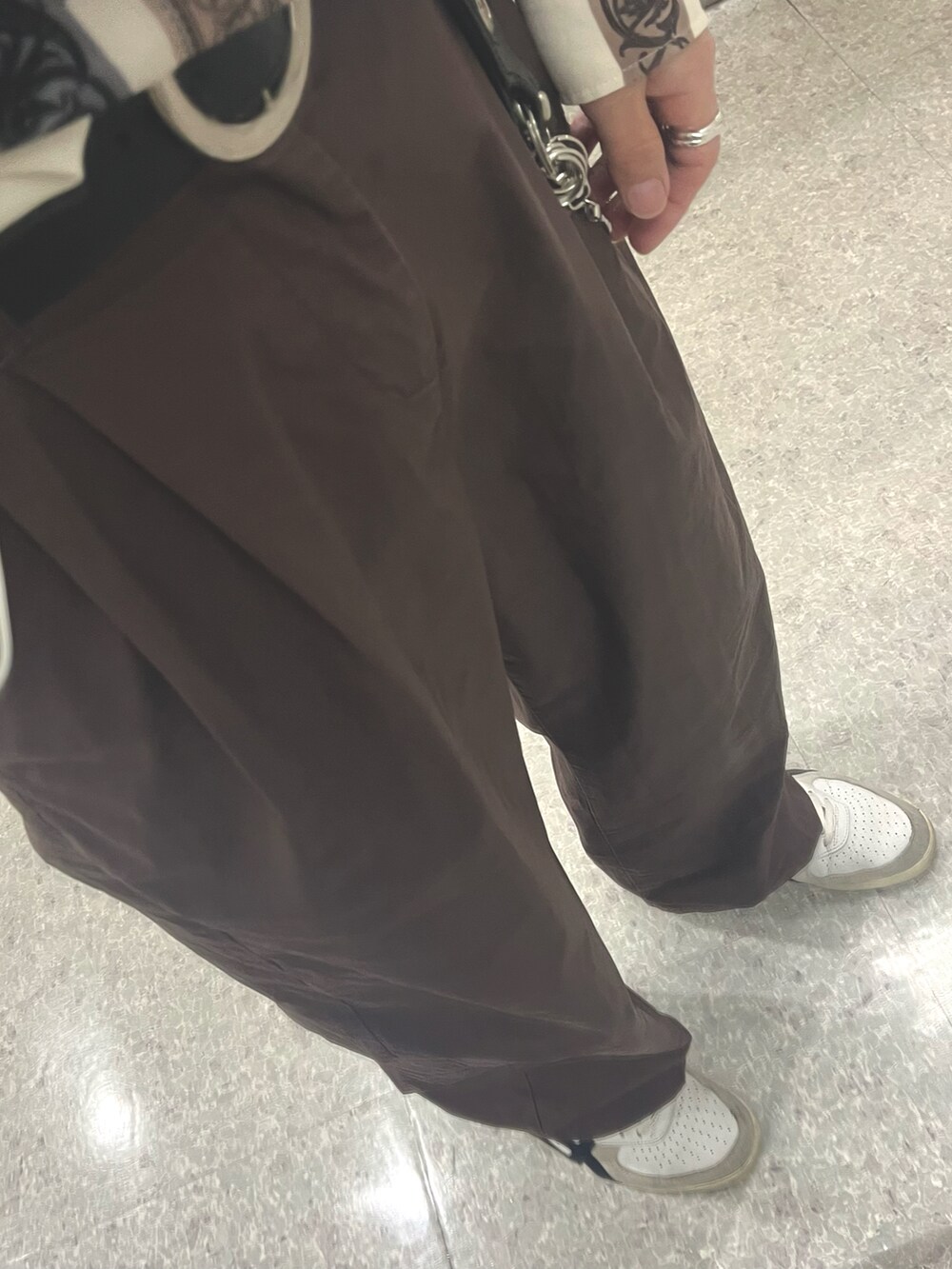 ホワイト系のスニーカー、パープル系のパンツ、ホワイト系のシャツ/ブラウスを着用したメンズの春コーディネートの3枚目の写真