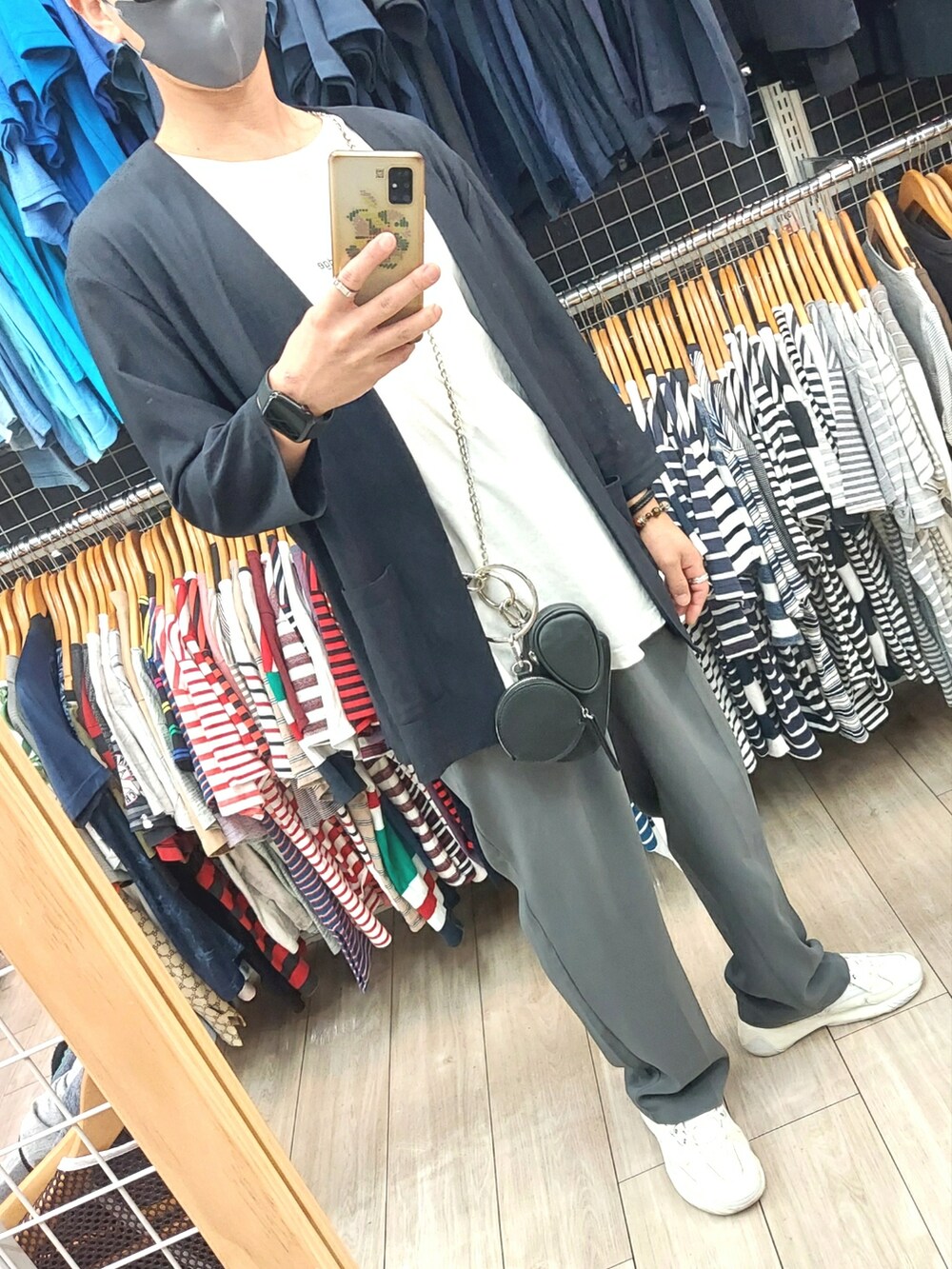 ブルー系のパンツ、ホワイト系のスニーカー、ホワイト系のTシャツ/カットソーを着用したメンズの夏コーディネートの4枚目の写真