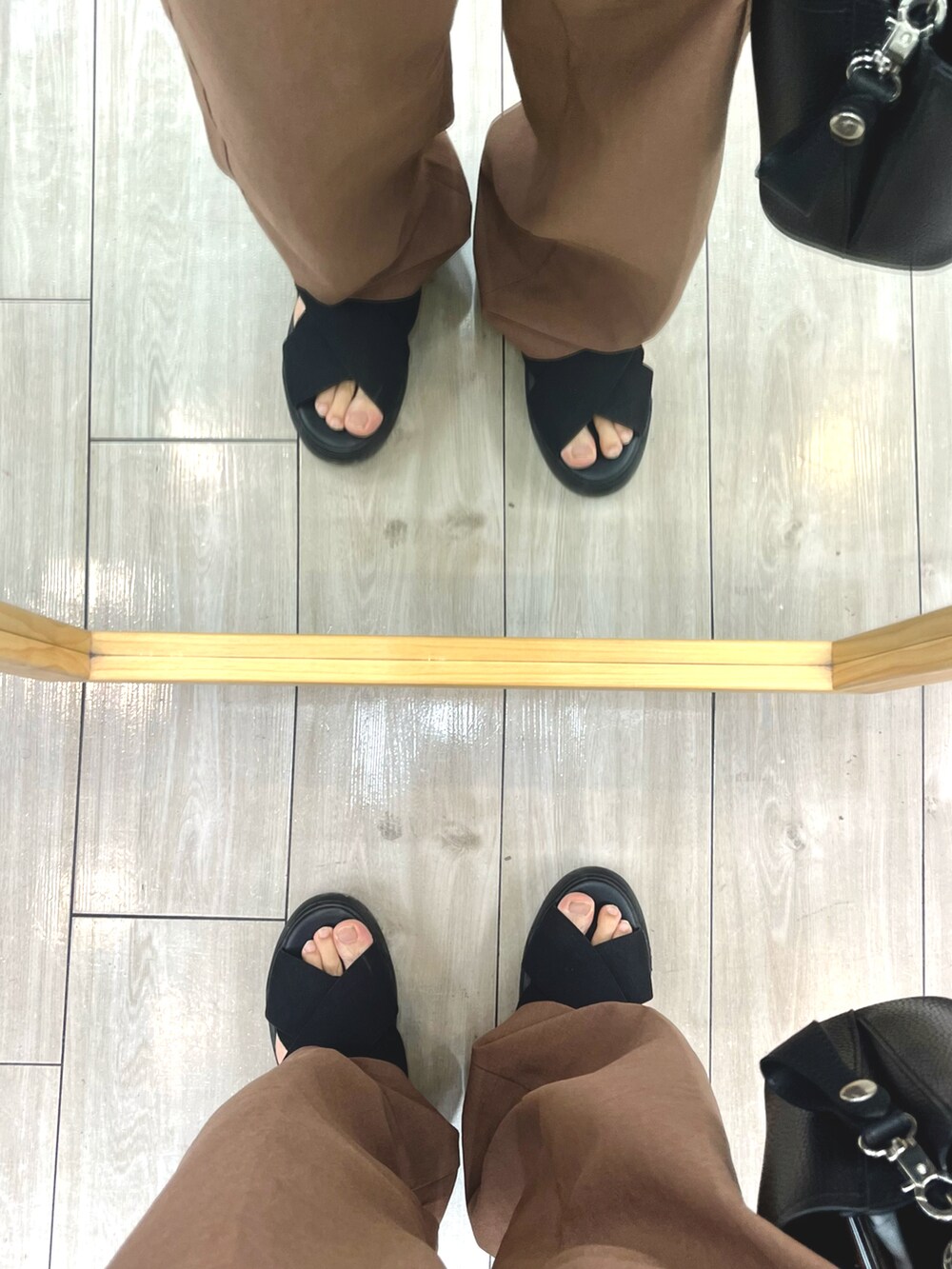 ブラック系のサンダル、ブラウン系のパンツ、その他のシャツ/ブラウスを着用したメンズの秋コーディネートの5枚目の写真