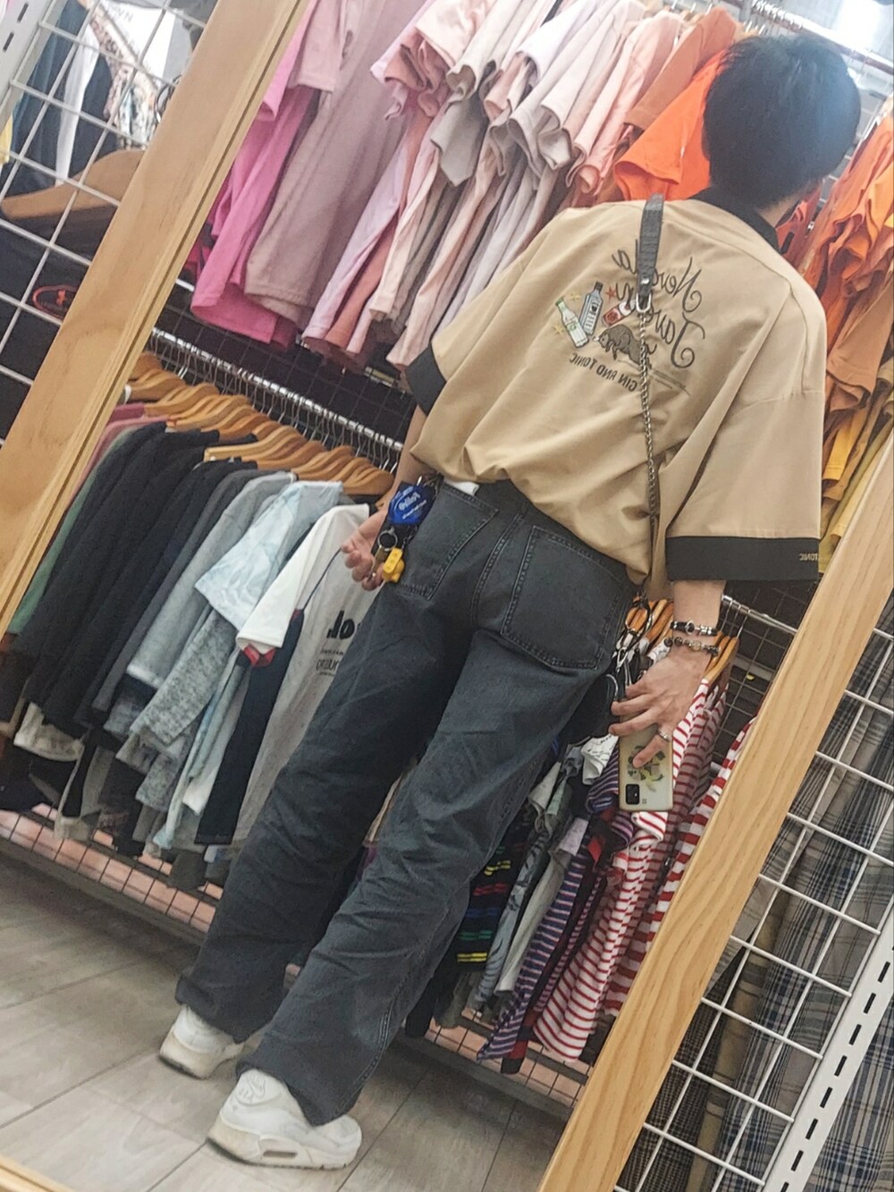 ブラック系のパンツ、ベージュ系のシャツ/ブラウス、ブラック系のショルダーバッグを着用したメンズの夏コーディネートの2枚目の写真