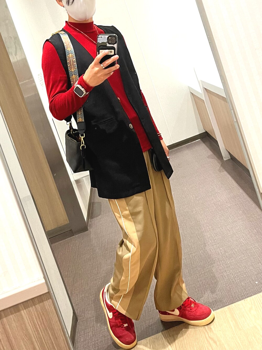 ベージュ系のパンツ、レッド系のスニーカー、ブラック系のテーラードジャケットを着用したメンズの秋コーディネートの2枚目の写真