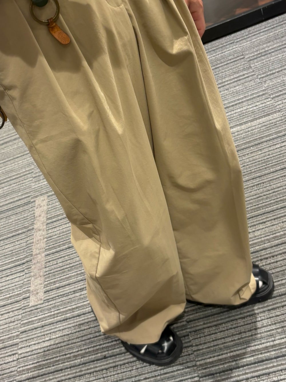 その他のシャツ/ブラウス、ベージュ系のチノパンツ、ブラック系のサンダルを着用したメンズの夏コーディネートの3枚目の写真