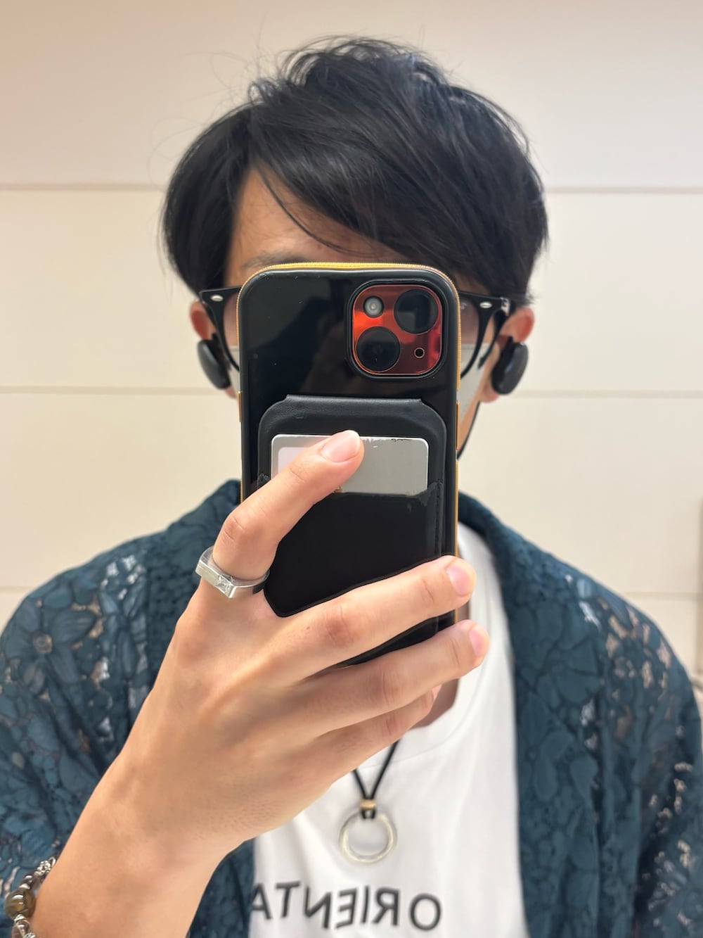 グレー系のスラックス、ホワイト系のタンクトップ、ブルー系のシャツ/ブラウスを着用したメンズの夏コーディネートの4枚目の写真