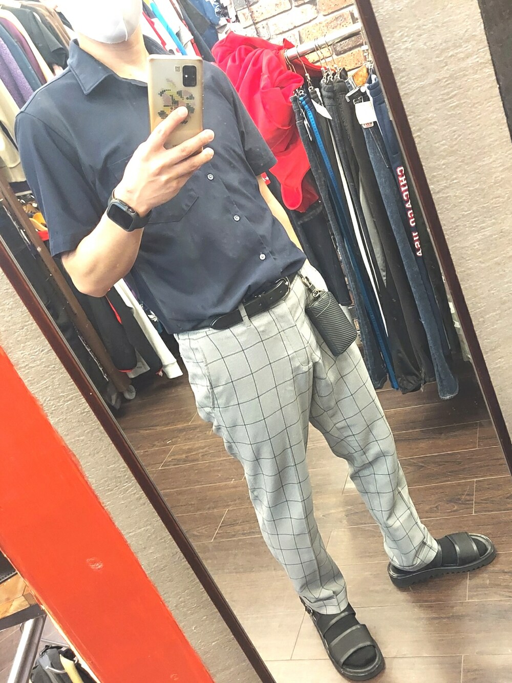 グレー系のスラックス、ブラック系のサンダル、ブルー系のビジネスシャツを着用したメンズの夏コーディネートの5枚目の写真