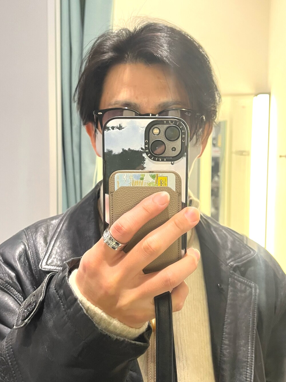 グリーン系のパンツ、ブラック系のドレスシューズ、ブラック系のジャケット/アウターを着用したメンズの冬コーディネートの4枚目の写真