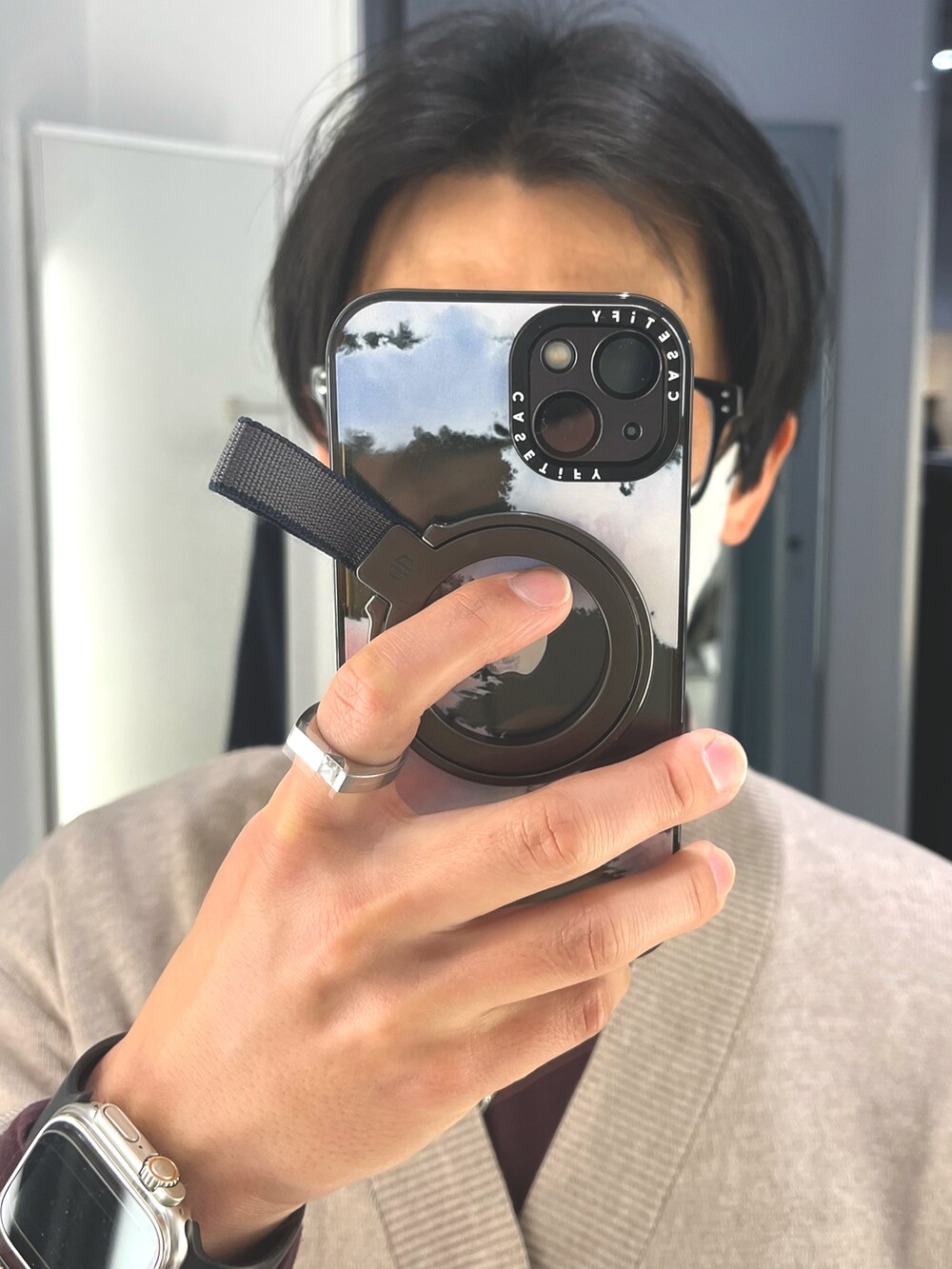 ブルー系のパンツ、ブラック系のローファー、ブラック系のショルダーバッグを着用したメンズの冬コーディネートの4枚目の写真