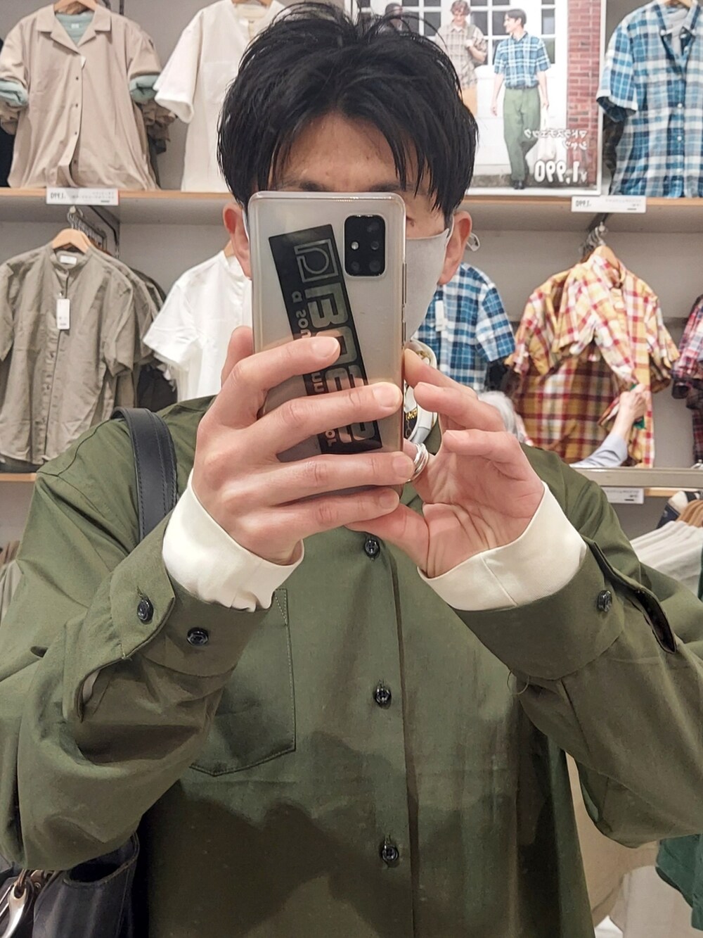 ベージュ系のパンツ、ブラック系のスニーカー、グリーン系のシャツ/ブラウスを着用したメンズの春コーディネートの5枚目の写真