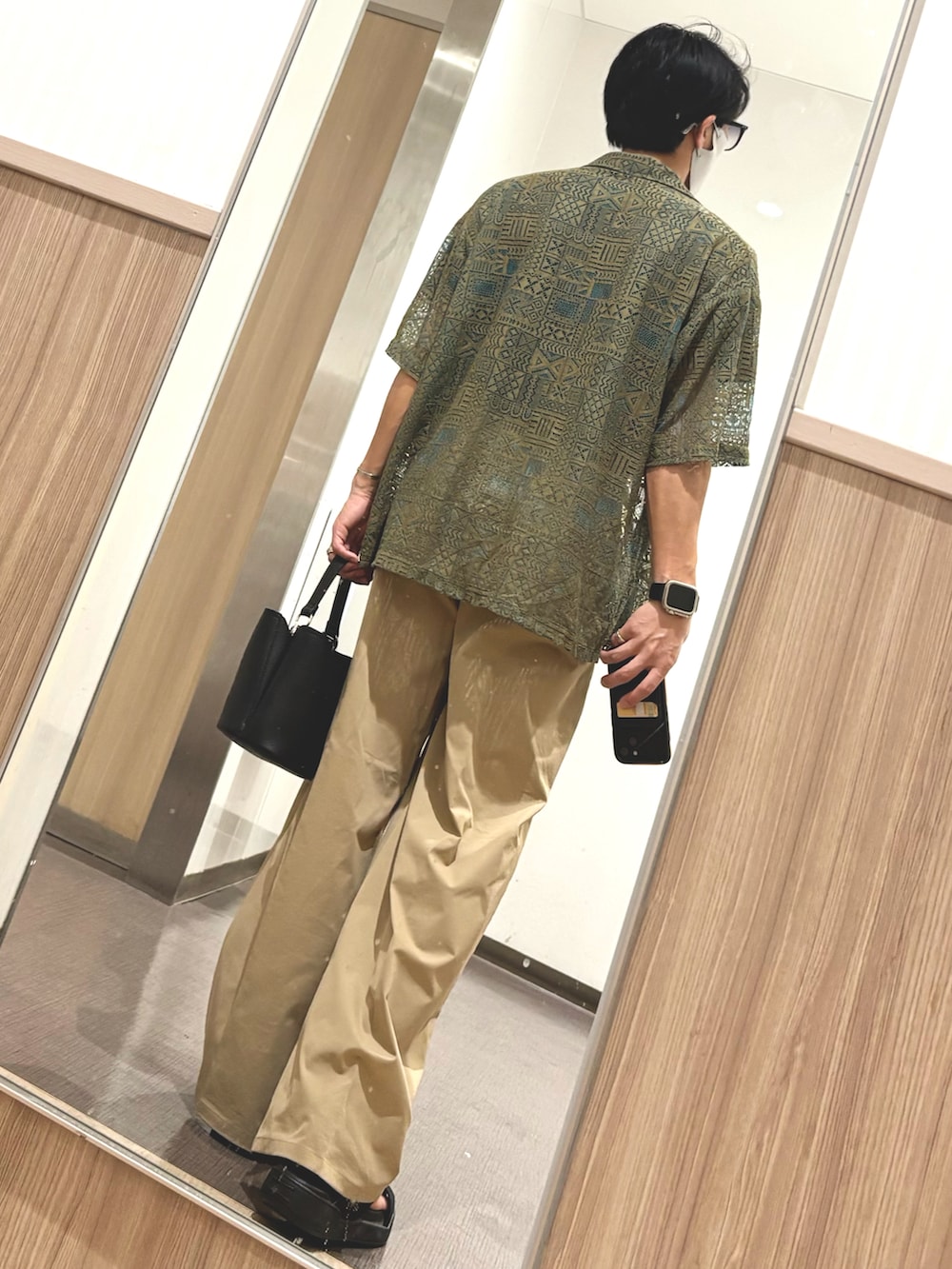 ブラック系のサンダル、ベージュ系のチノパンツ、グリーン系のシャツ/ブラウスを着用したメンズの夏コーディネートの2枚目の写真